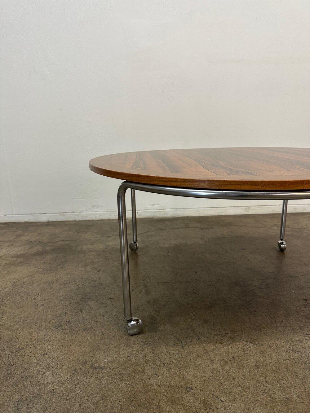 Table basse danoise moderne en bois de rose et chrome  en vente 1