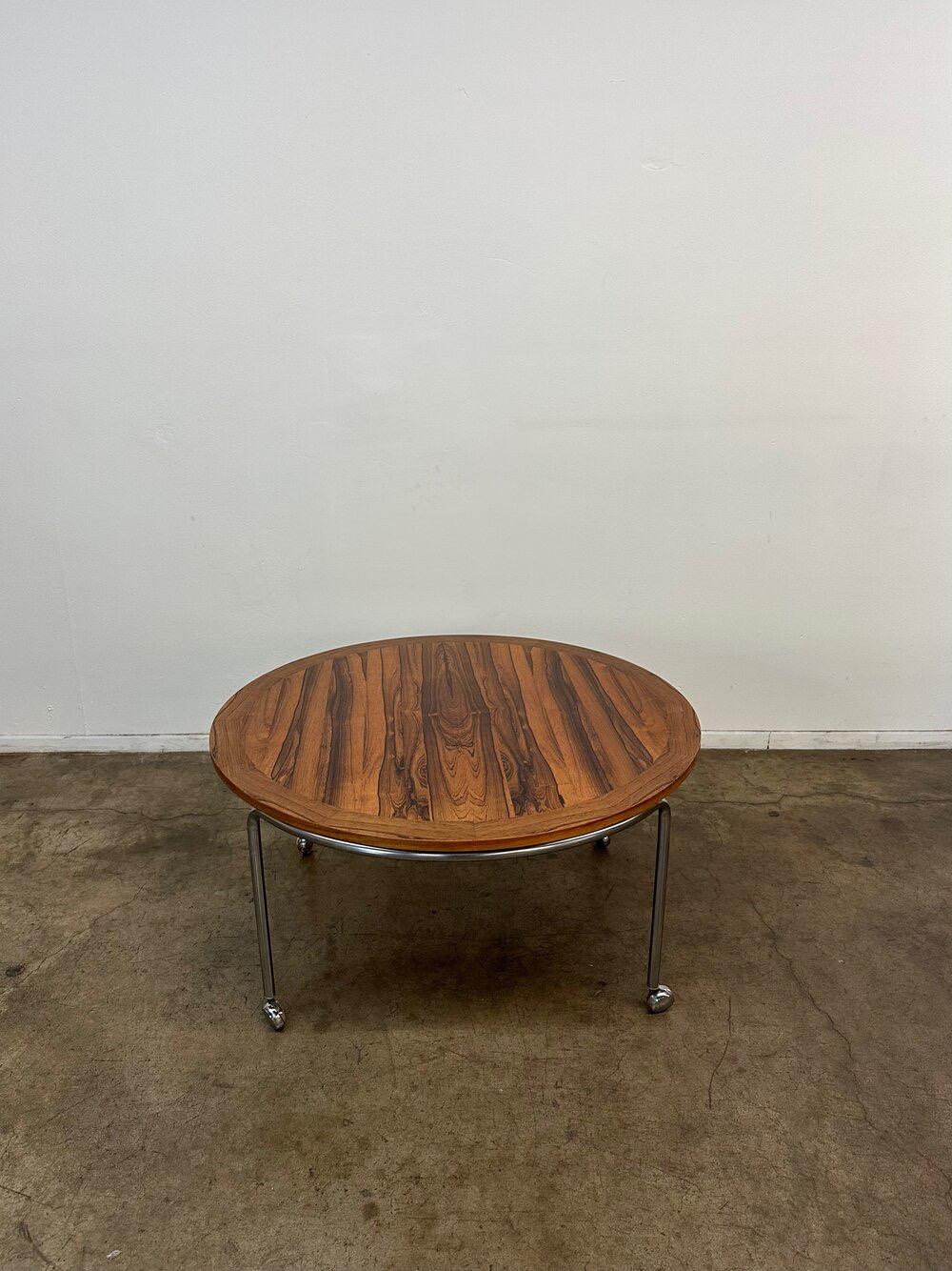 Table basse danoise moderne en bois de rose et chrome  en vente 2