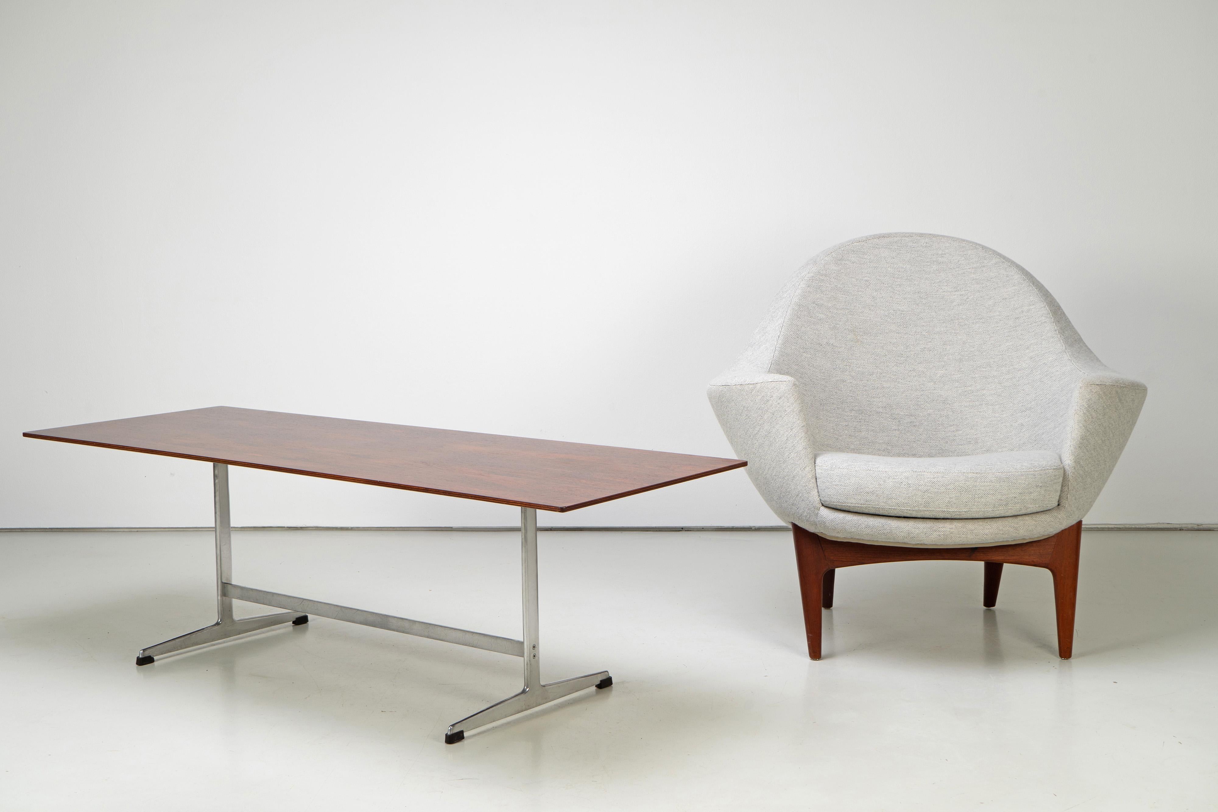 Rare coffee table by Arne Jacobsen, manufactured in the 1960s. This coffee table is sold with a valid CITES document.

Seltener Couchtisch von Arne Jacobsen, hergestellt in den 1960er Jahren. Dieser Couchtisch wird mit gültigem CITES-Dokument