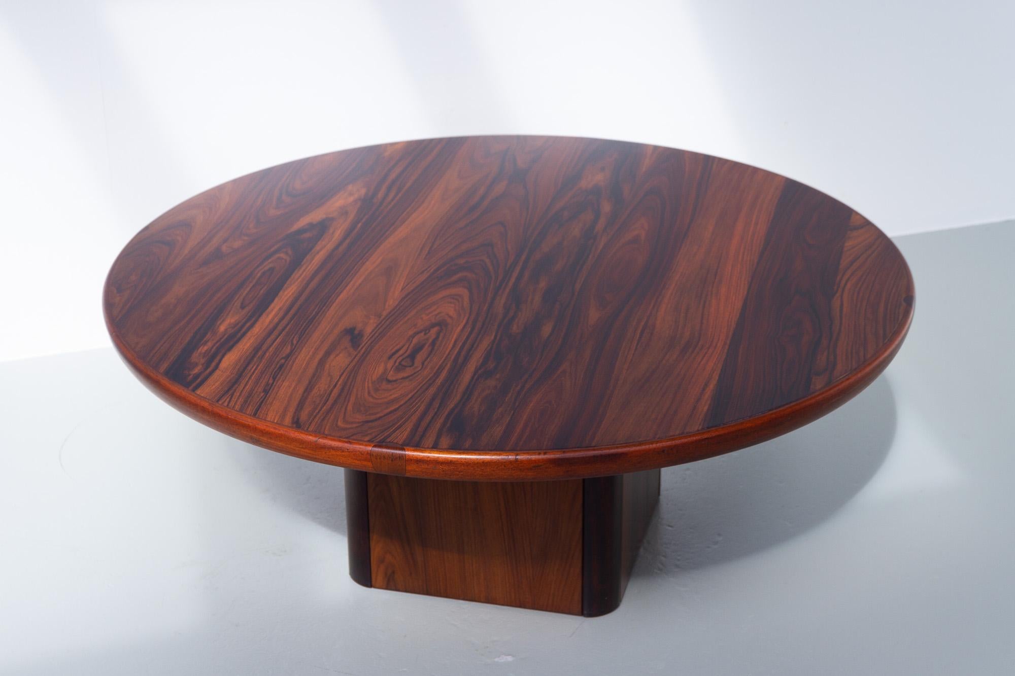 Danish Modern Rosewood Coffee Table by Jensen Frøkjær, 1960s.
Round Scandinavian Mid-century Modern coffee table designed and manufactured by Jensen Frøkjær A/S, Denmark in the 1960s.
Hollow square base with rounded corners. Thick table top with