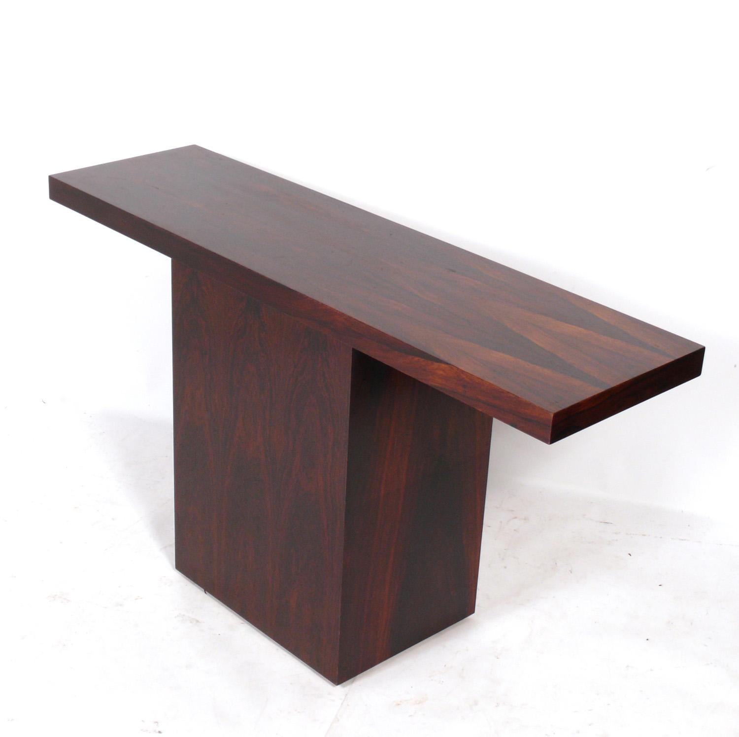 Table console moderne danoise en palissandre, Danemark, vers les années 1960. Cette table est de taille polyvalente et peut être utilisée comme console ou table de canapé, centre média ou TV, ou encore comme bar. Il présente un design architectural