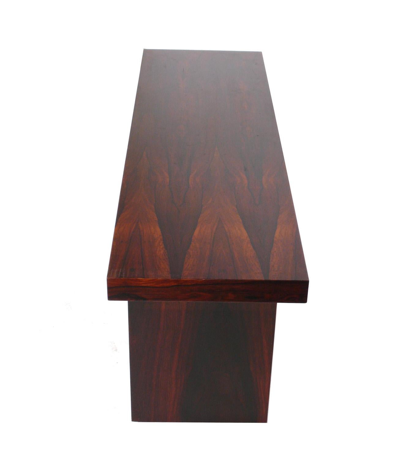 Mid-Century Modern Table console danoise moderne en palissandre Design Line Line en vente