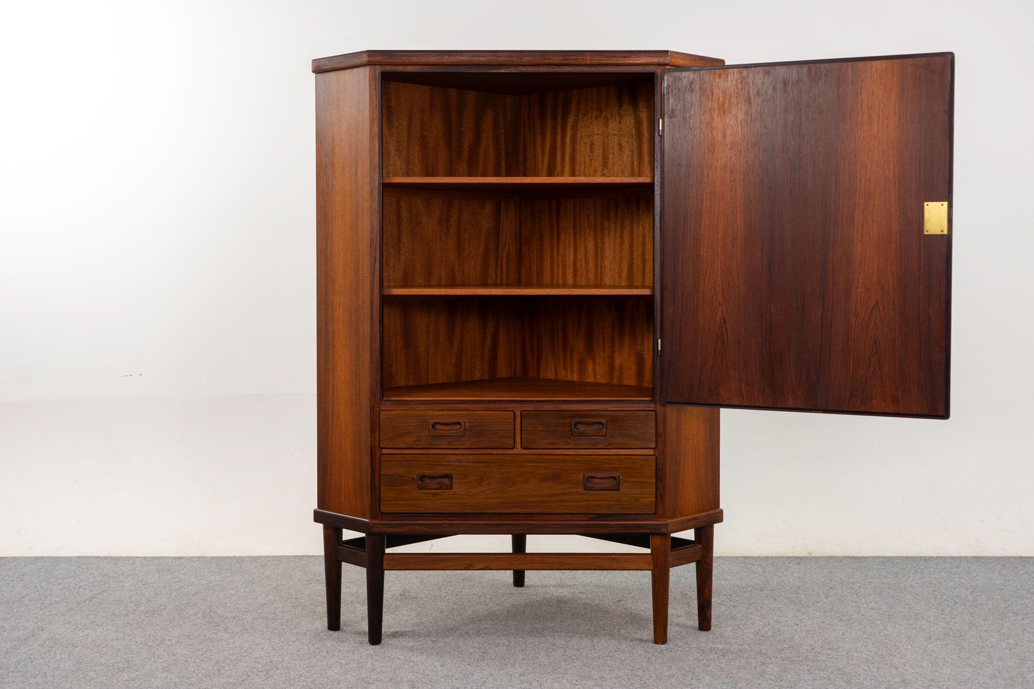 Dänischer moderner Eckschrank aus Palisanderholz (Skandinavische Moderne) im Angebot