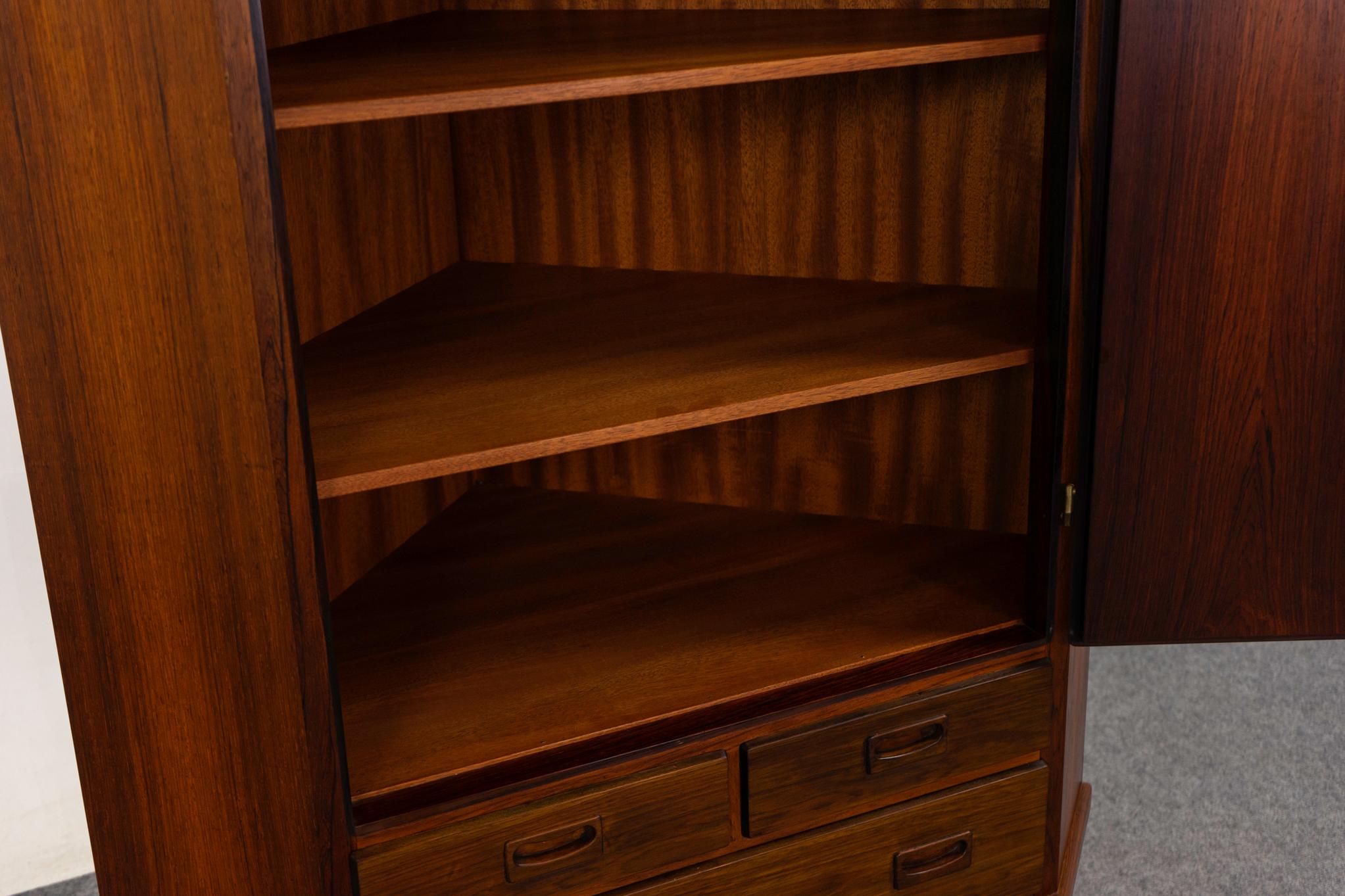 Dänischer moderner Eckschrank aus Palisanderholz (Furnier) im Angebot