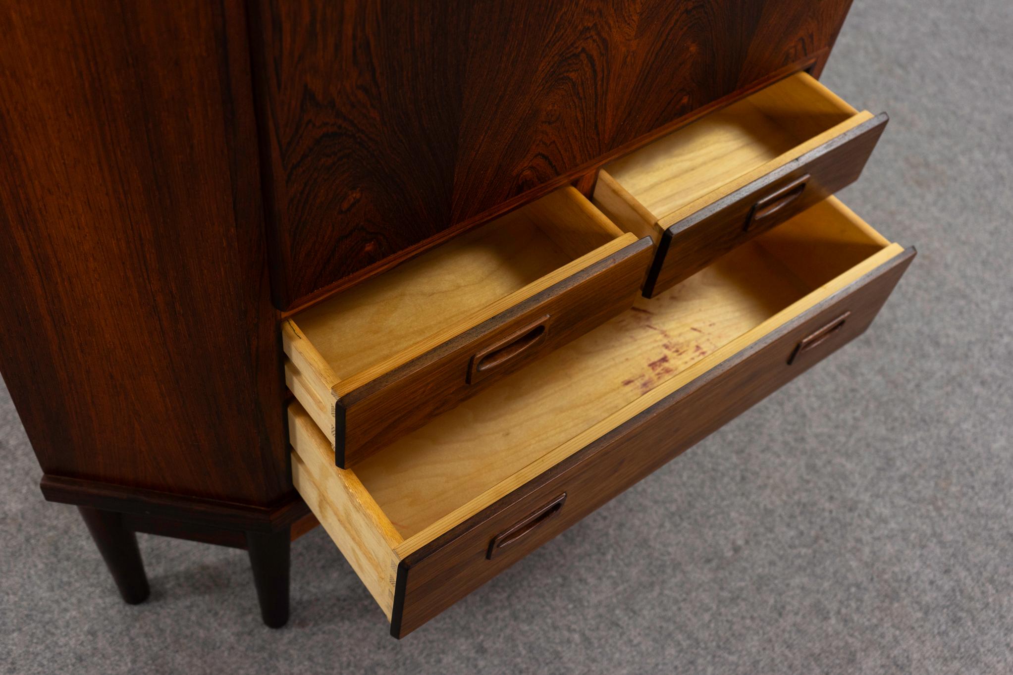 Dänischer moderner Eckschrank aus Palisanderholz im Zustand „Gut“ im Angebot in VANCOUVER, CA
