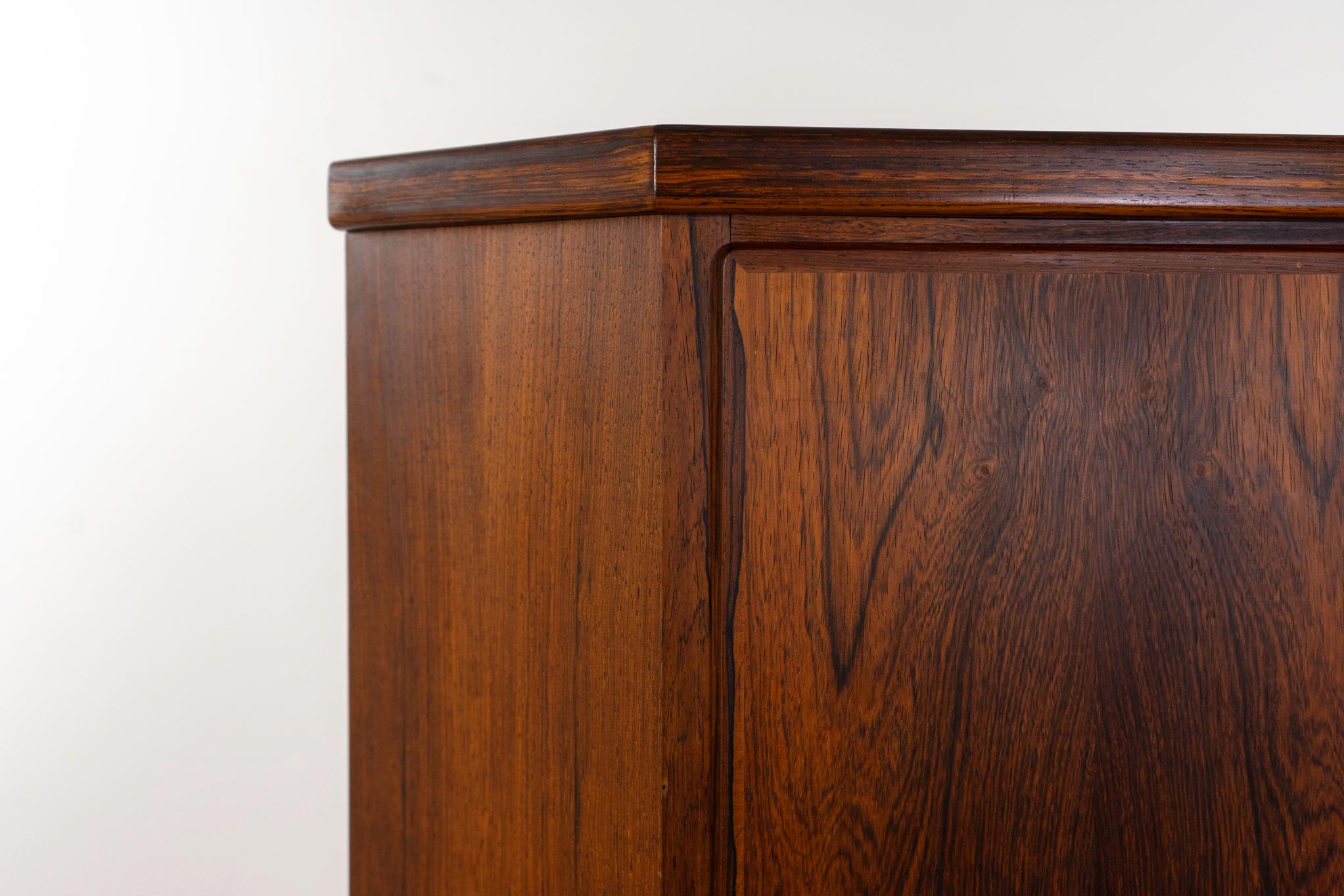 Dänischer moderner Eckschrank aus Palisanderholz (Mitte des 20. Jahrhunderts) im Angebot