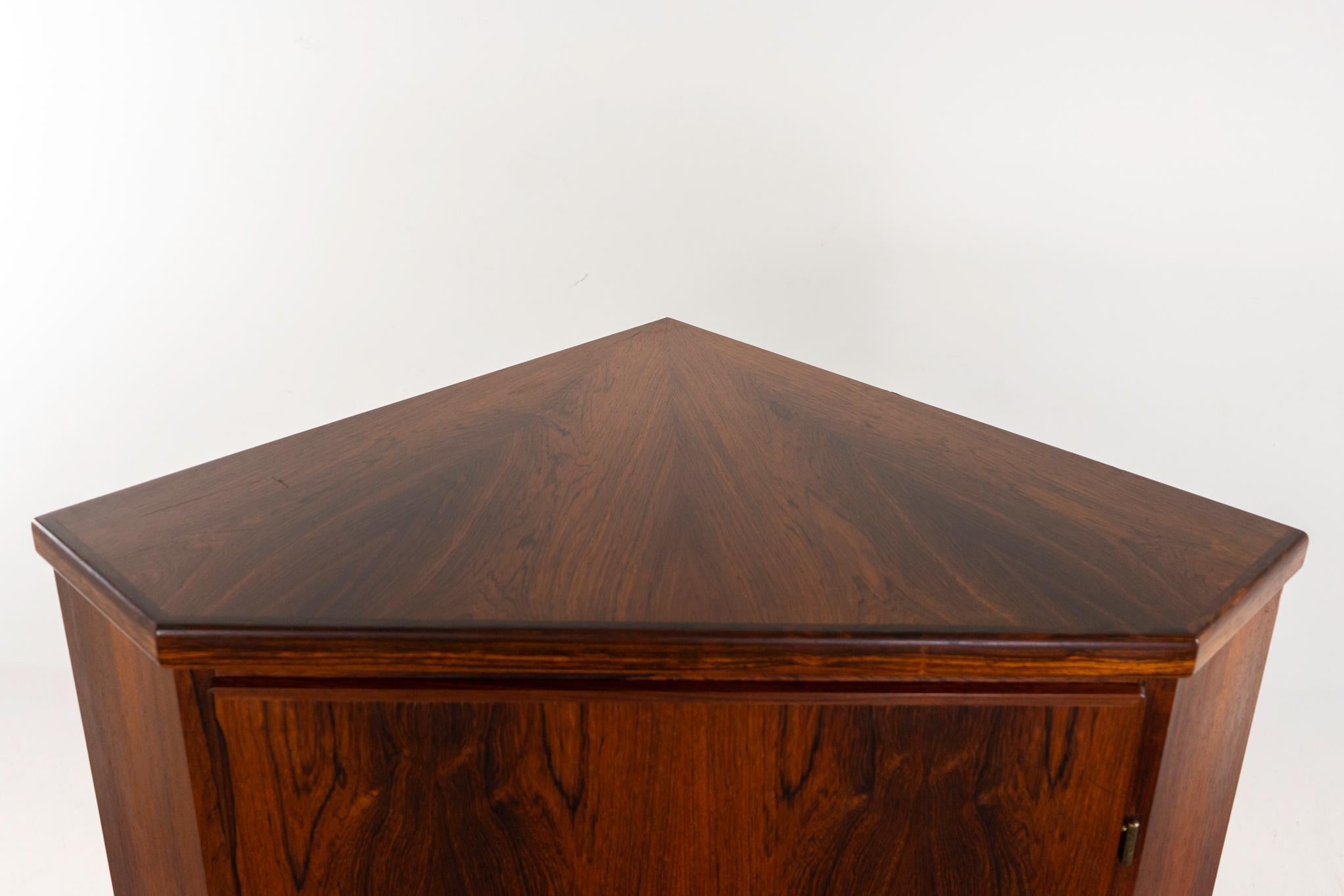 Dänischer moderner Eckschrank aus Palisanderholz (Rosenholz) im Angebot