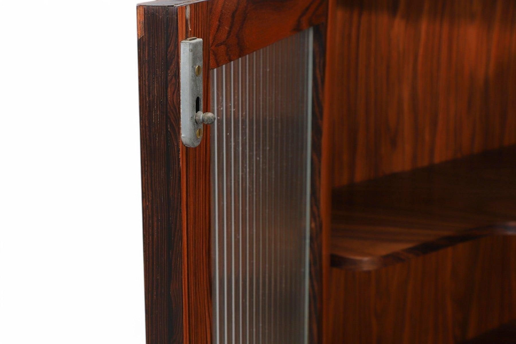 Danois Unité d'angle danoise moderne en bois de rose avec verre cannelé en vente
