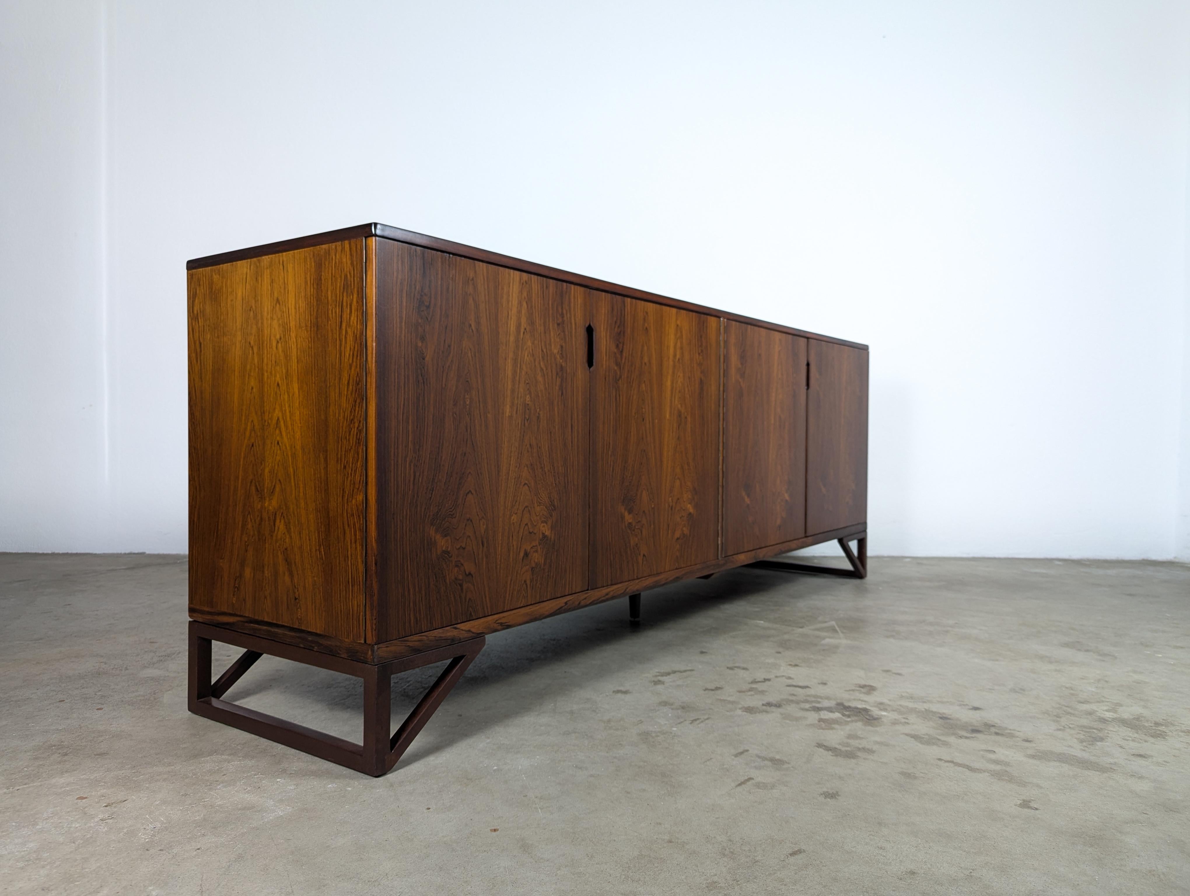 Falegnameria Credenza moderna danese in palissandro di Svend Langkilde per Langkilde Mobler, 1960 ca. in vendita
