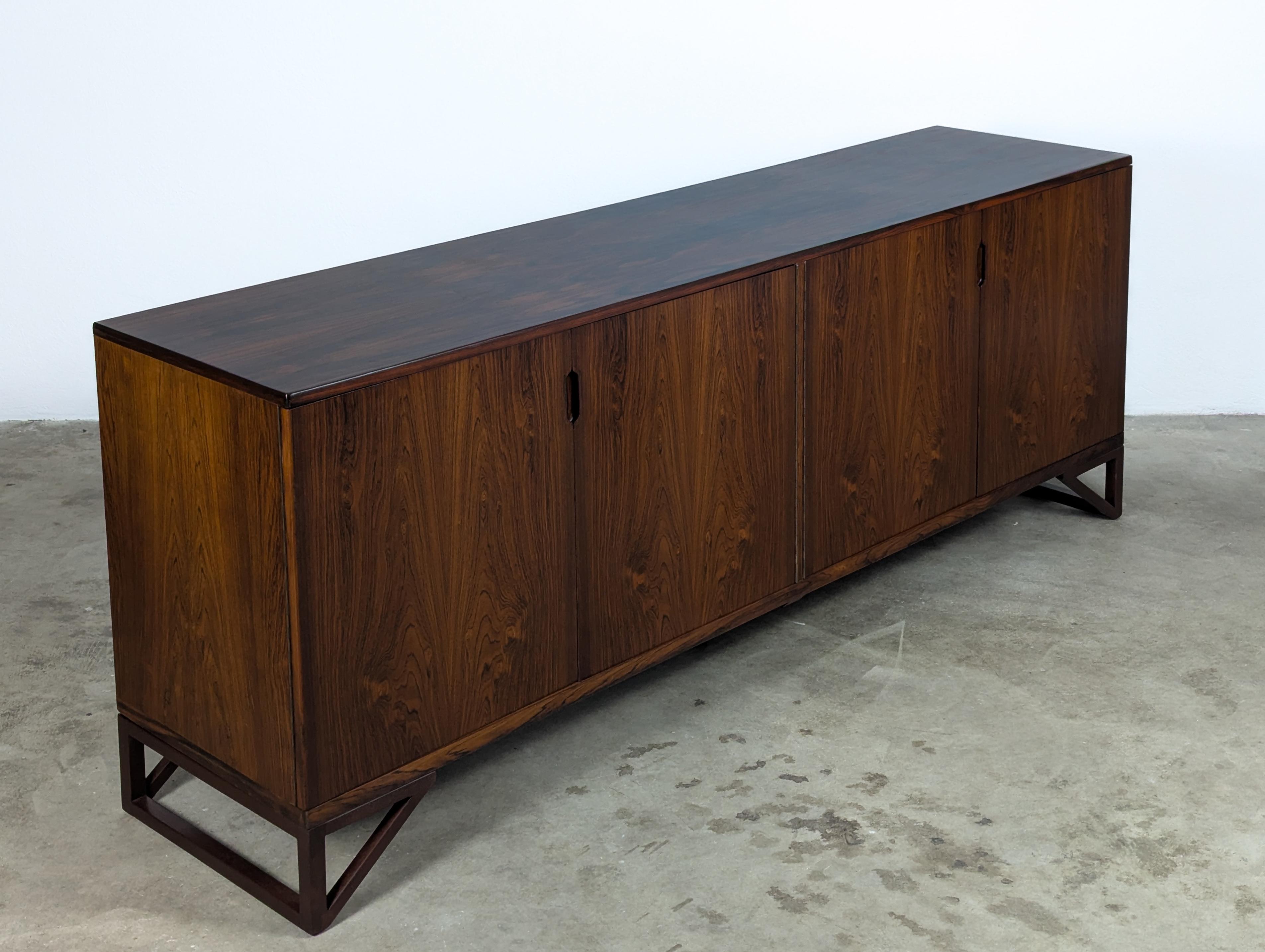 Credenza moderna danese in palissandro di Svend Langkilde per Langkilde Mobler, 1960 ca. In condizioni ottime in vendita a Chino Hills, CA