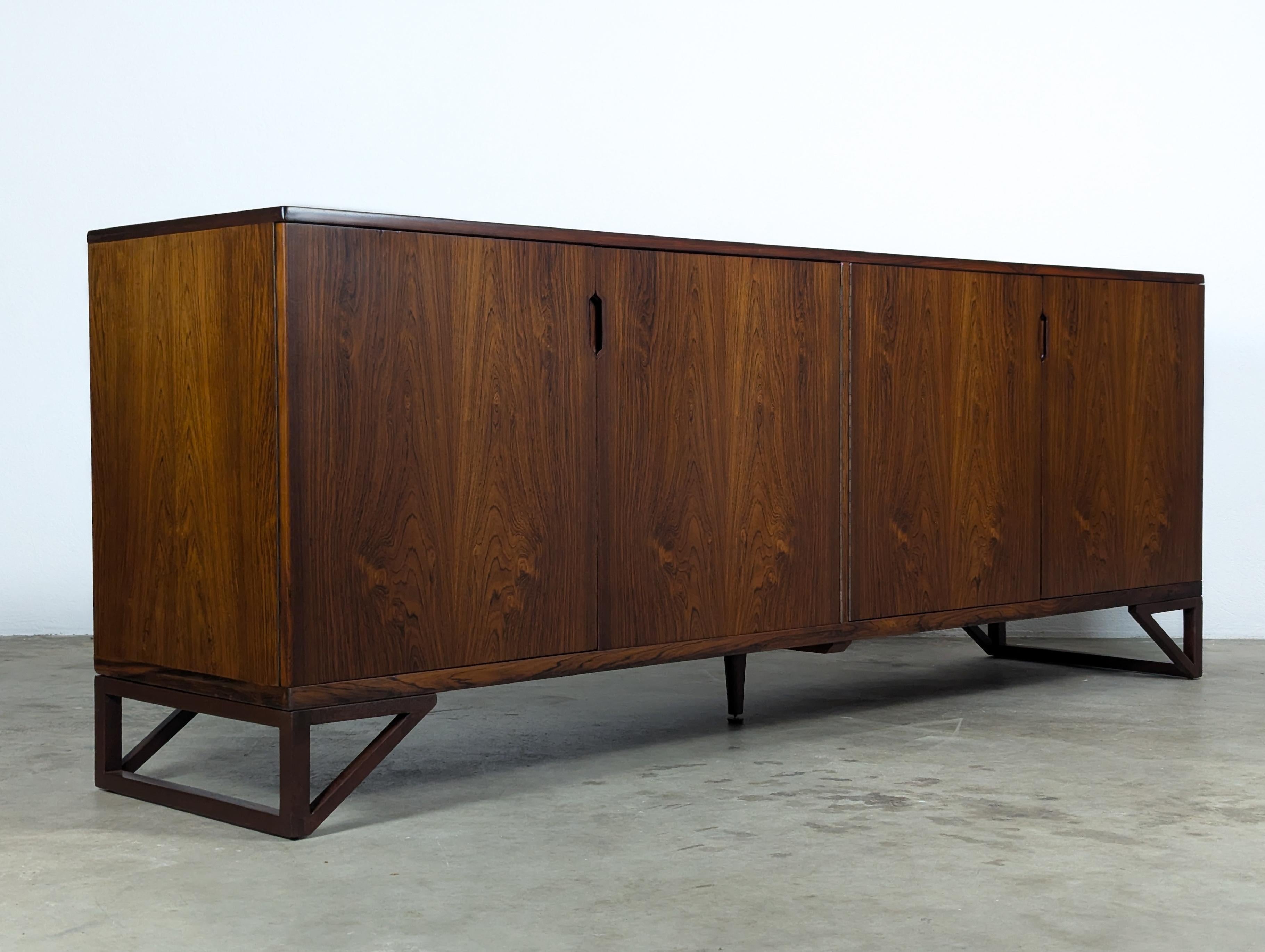 Metà XX secolo Credenza moderna danese in palissandro di Svend Langkilde per Langkilde Mobler, 1960 ca. in vendita