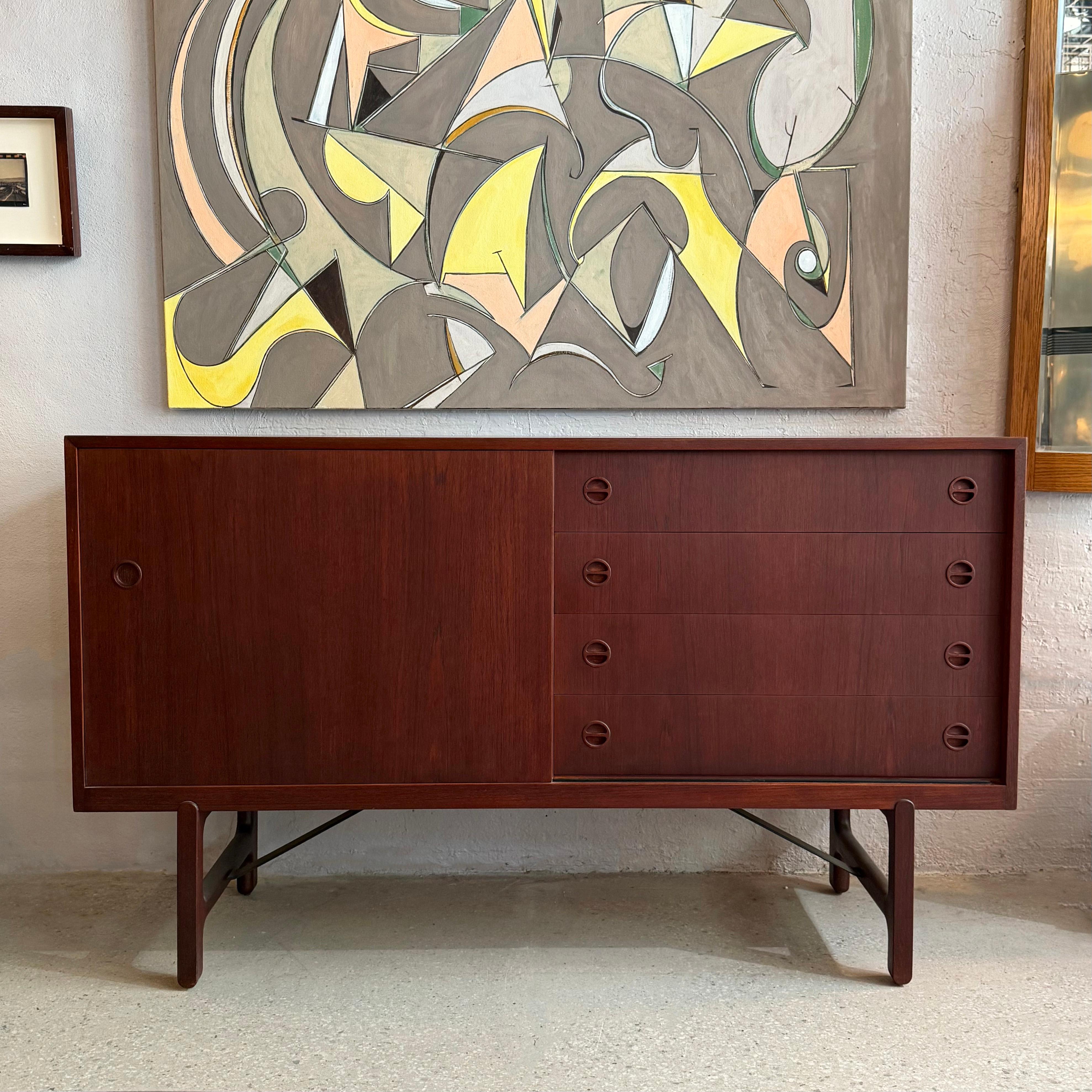 Cómoda Credenza danesa moderna de palisandro de Ejner Larsen y Aksel Bender Madsen Escandinavo moderno en venta