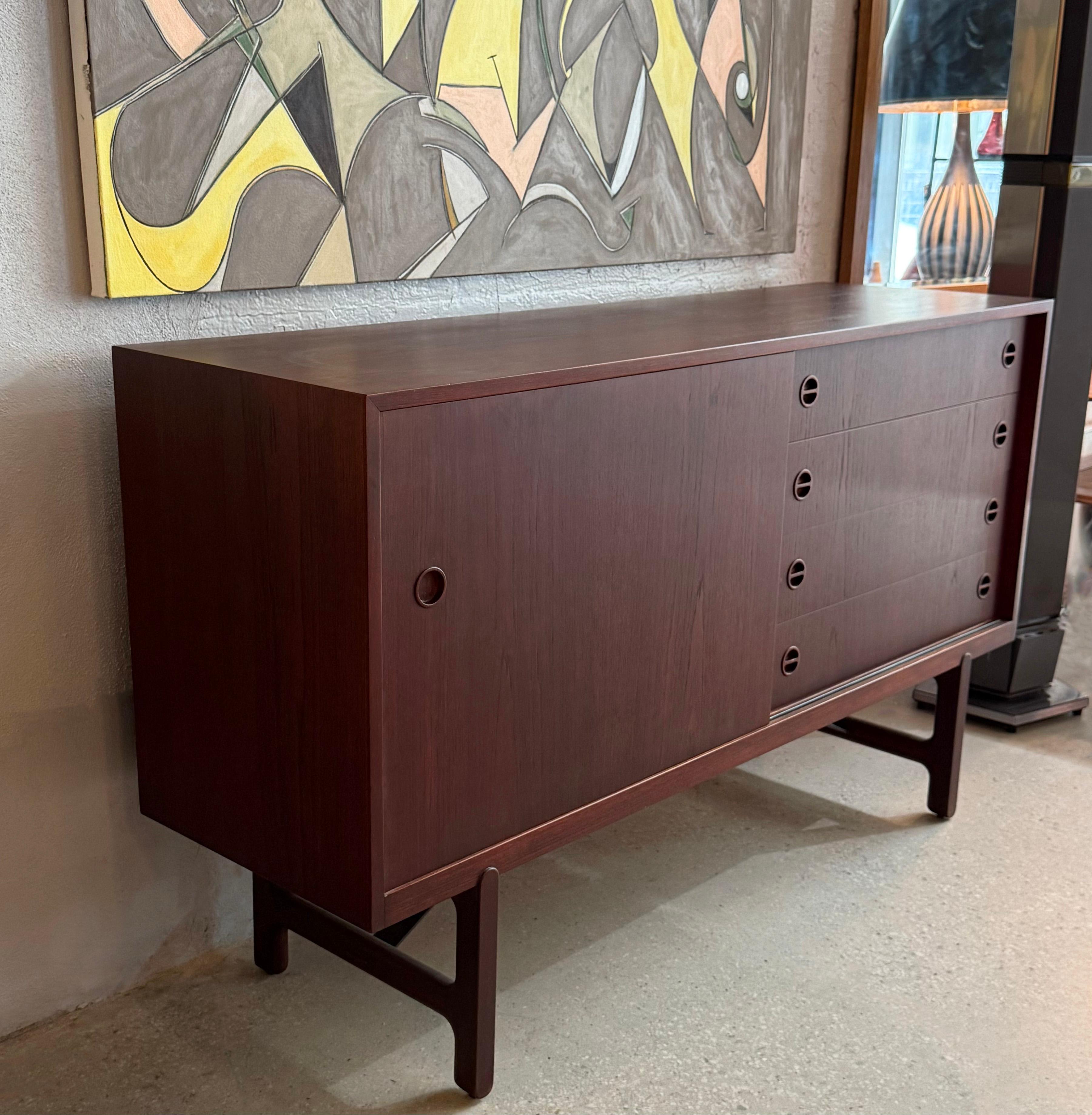 Cómoda Credenza danesa moderna de palisandro de Ejner Larsen y Aksel Bender Madsen Danés en venta