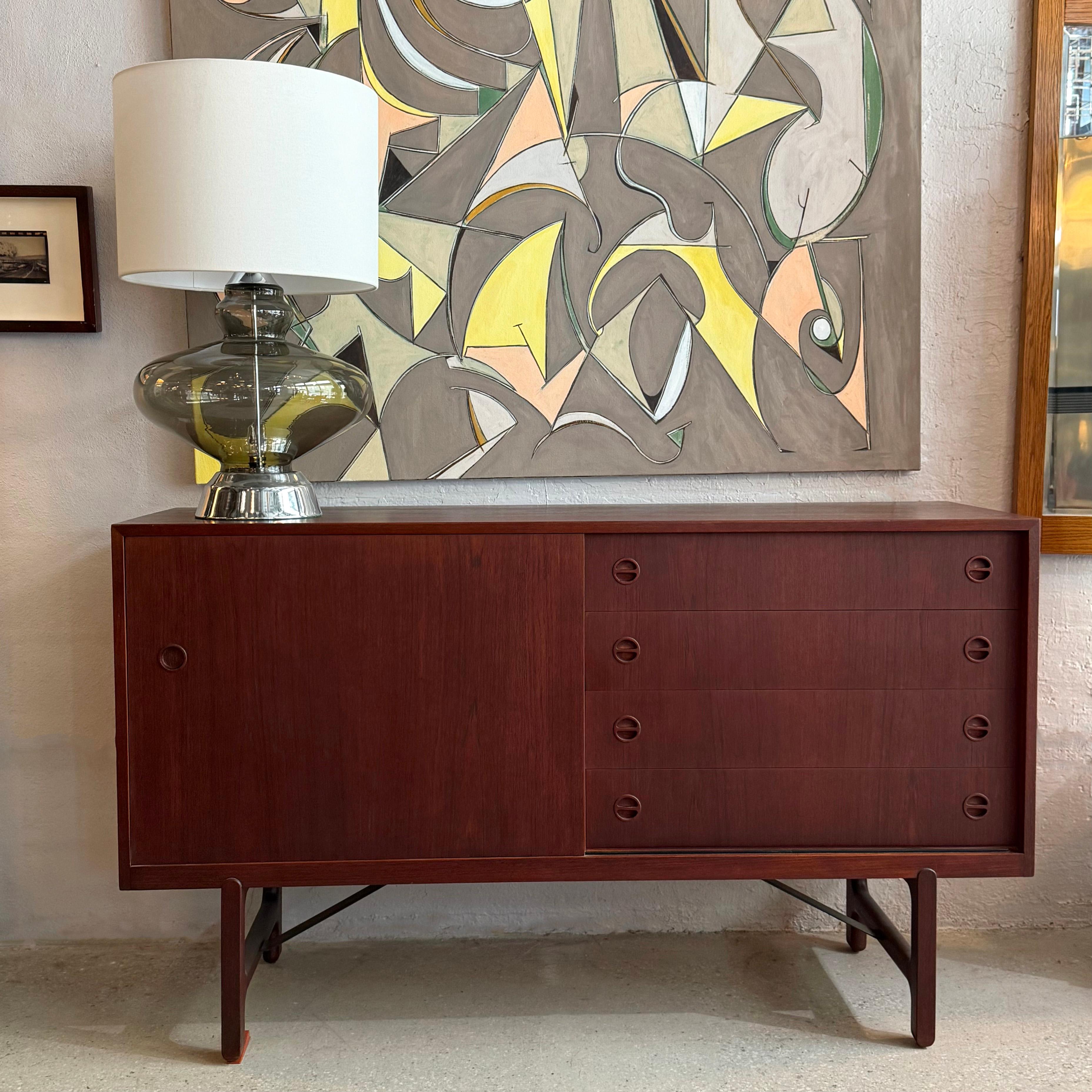 Cómoda Credenza danesa moderna de palisandro de Ejner Larsen y Aksel Bender Madsen en Bueno estado para la venta en Brooklyn, NY