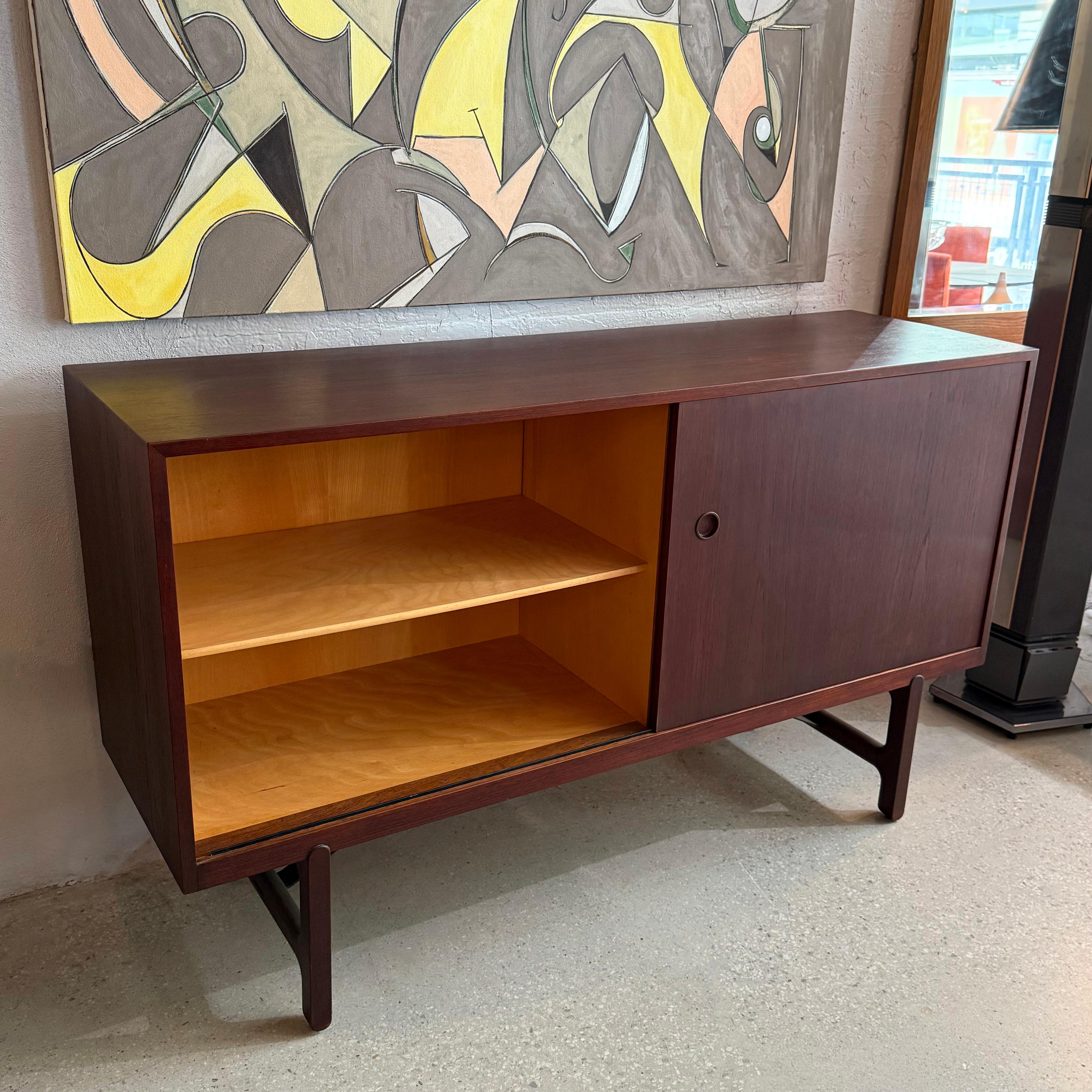 Cómoda Credenza danesa moderna de palisandro de Ejner Larsen y Aksel Bender Madsen siglo XX en venta