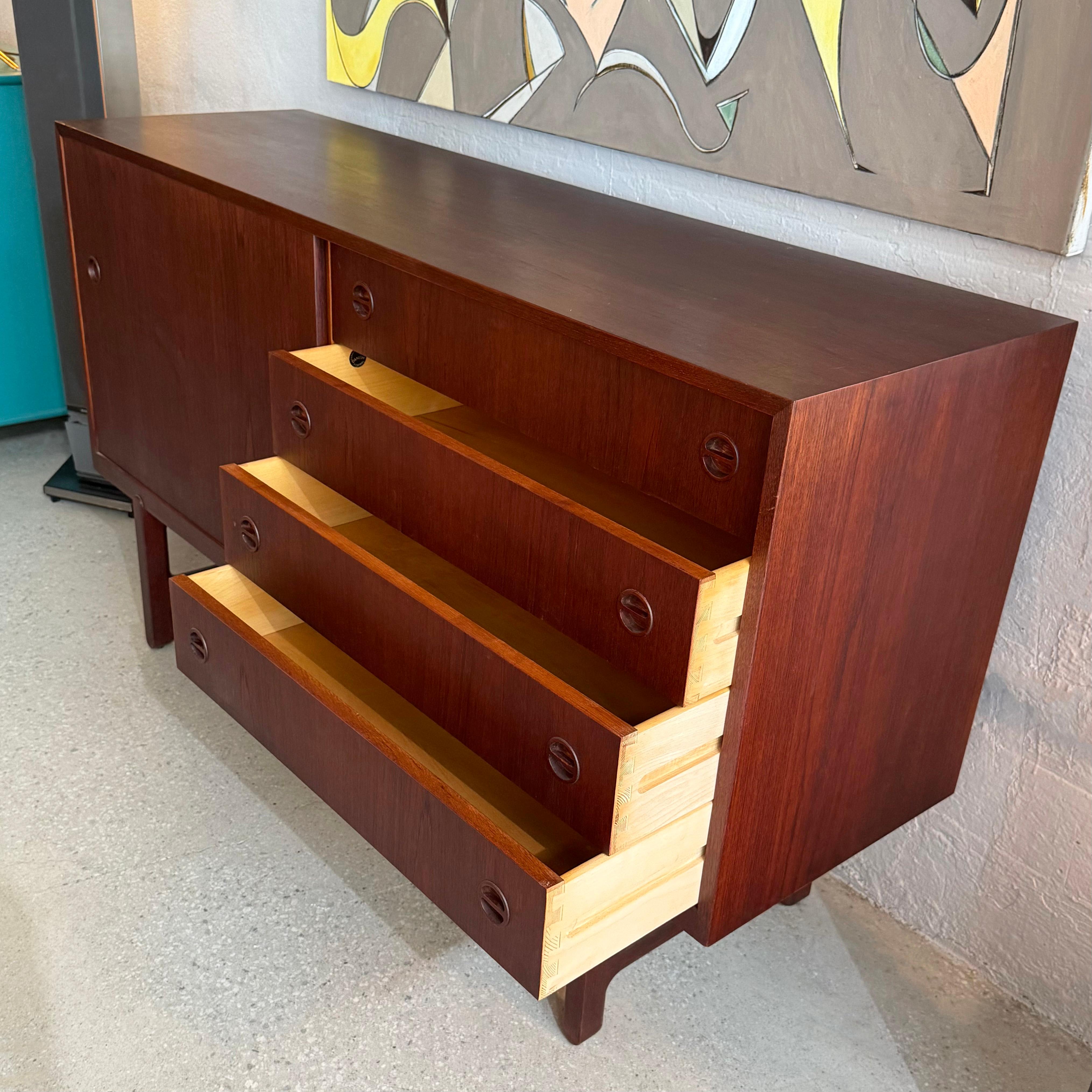 Cómoda Credenza danesa moderna de palisandro de Ejner Larsen y Aksel Bender Madsen Teca en venta