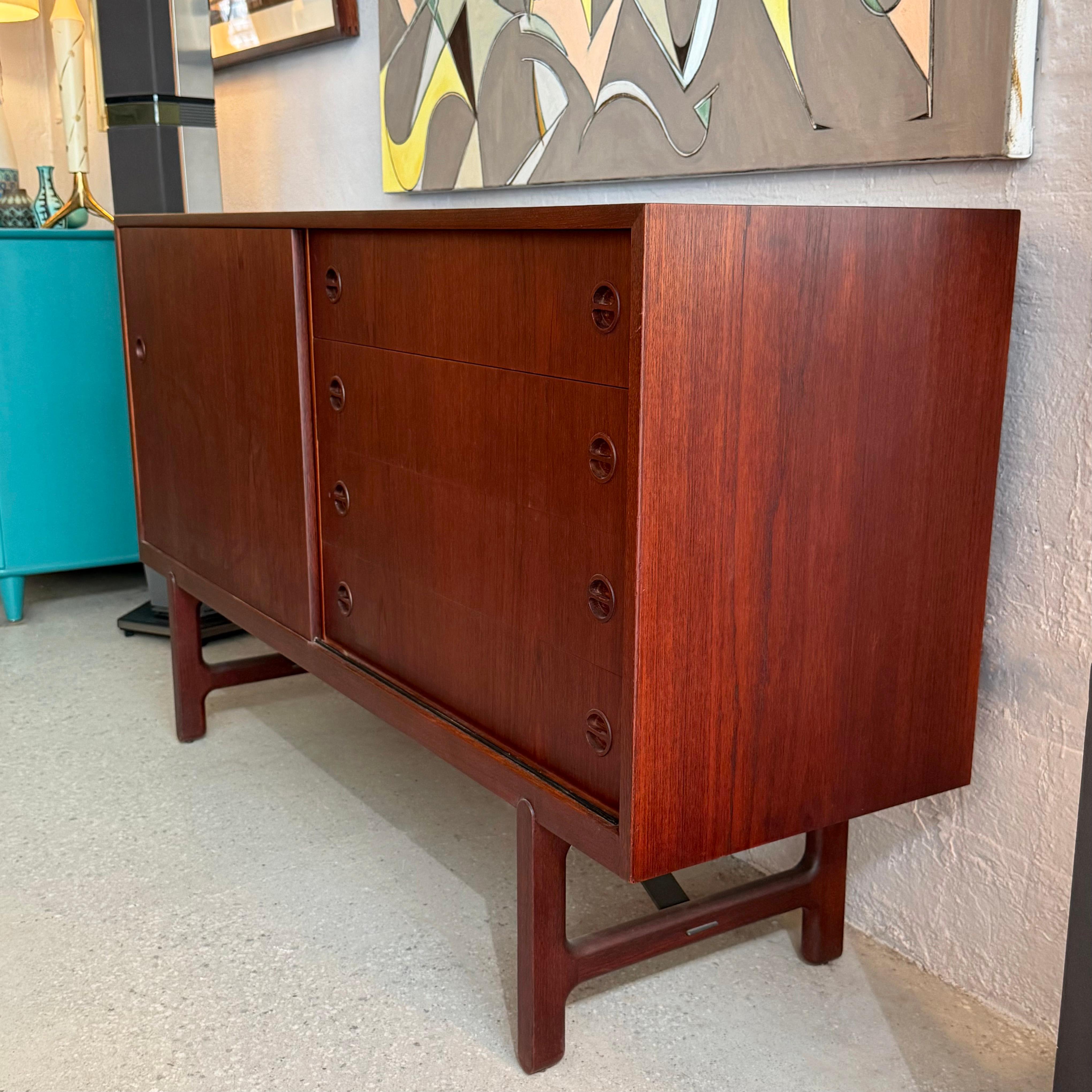 Cómoda Credenza danesa moderna de palisandro de Ejner Larsen y Aksel Bender Madsen en venta 1