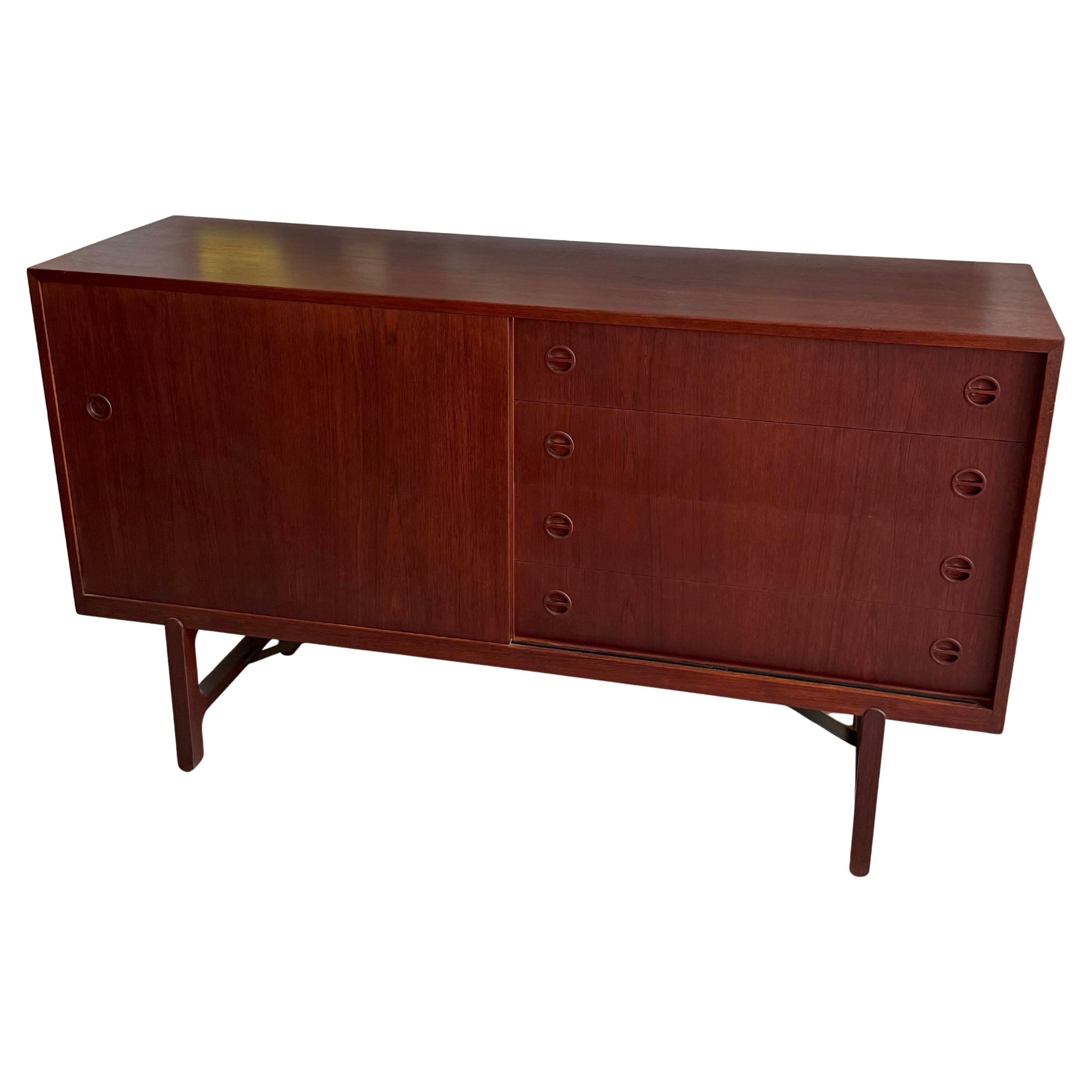 Cómoda Credenza danesa moderna de palisandro de Ejner Larsen y Aksel Bender Madsen en venta