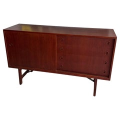 Cómoda Credenza danesa moderna de palisandro de Ejner Larsen y Aksel Bender Madsen