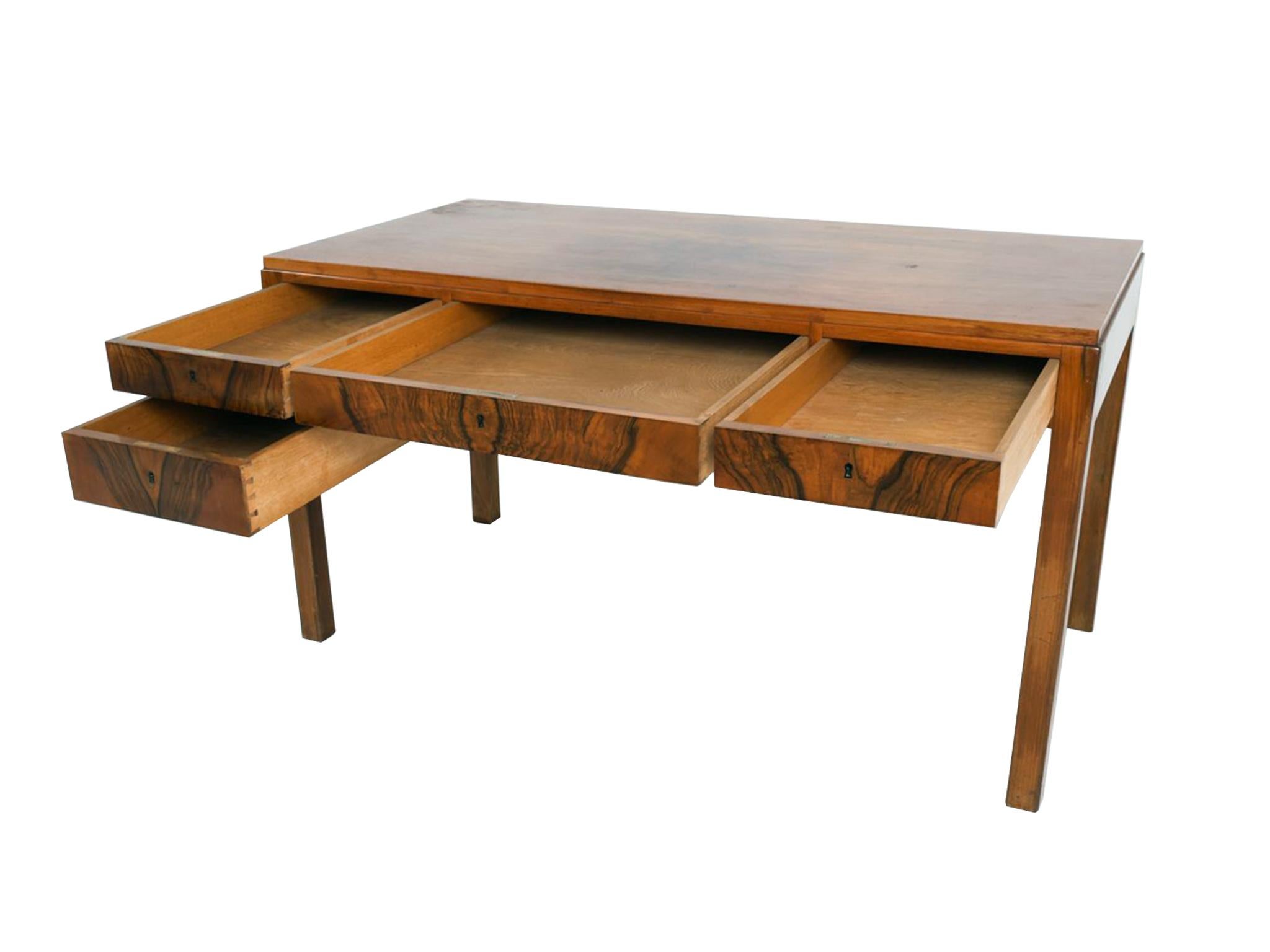 Fabriqué au milieu du XXe siècle, ce bureau en bois de rose a été conçu par l'architecte et designer danois Erik Wørts. Des lignes épurées et des arêtes douces caractérisent le design The Modern Scandinavian de ce bureau. Alors que la structure