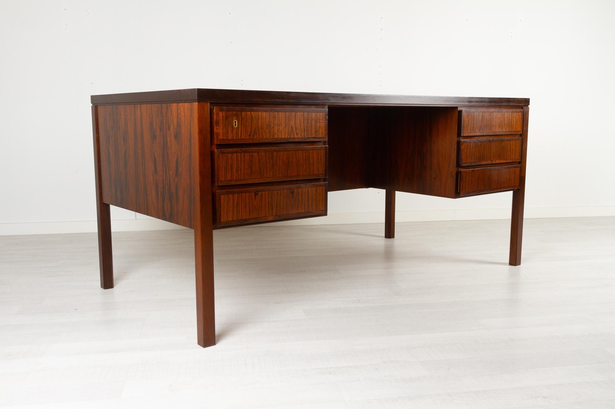 Danish Modern Rosewood Desk by Omann. Jun 1960s In Good Condition In Asaa, DK