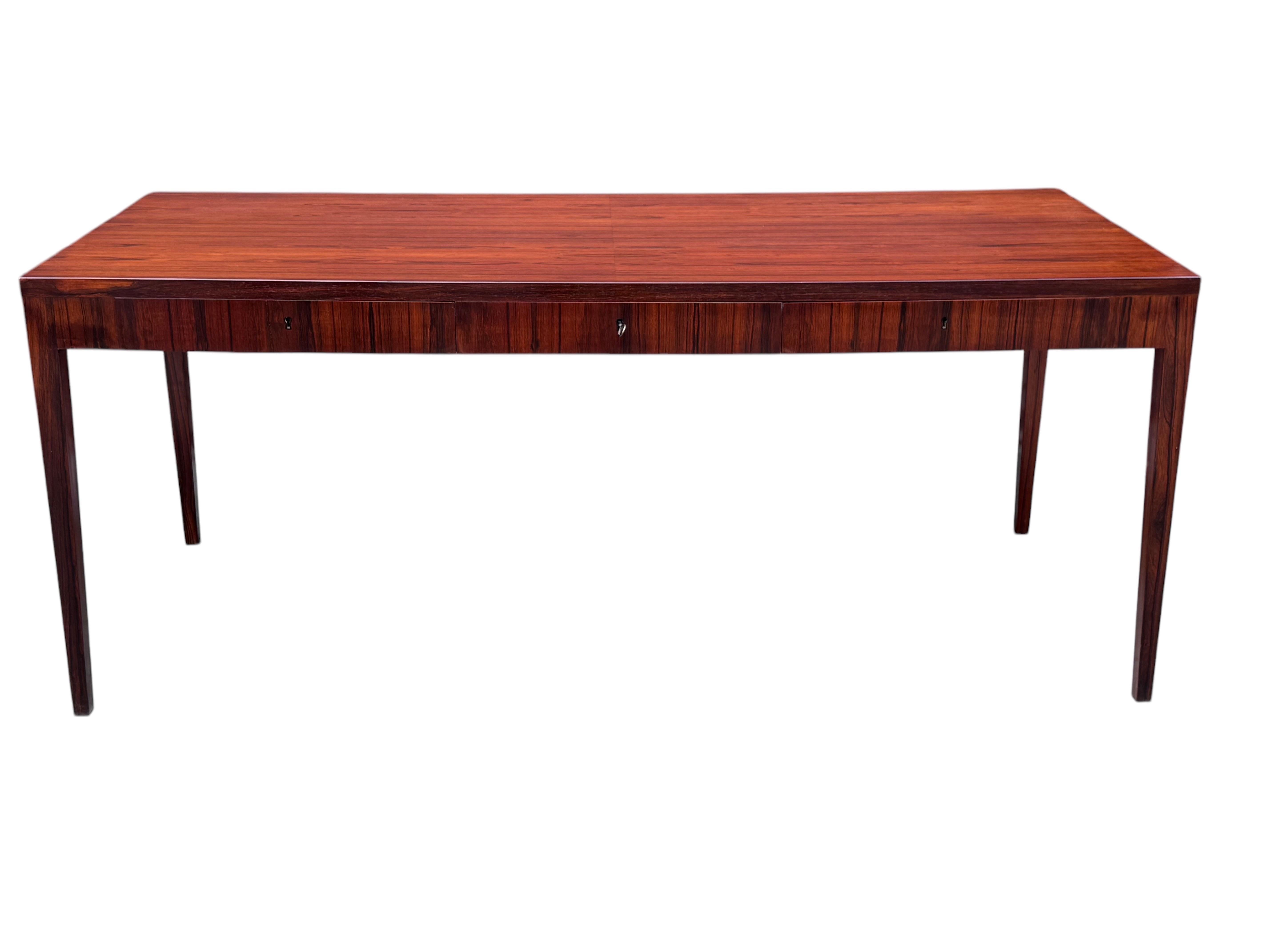 Scrivania moderna danese in legno di palissandro di Riis Antonsen
 ha 1 chiave

Le ampie dimensioni sono ideali per un utilizzo confortevole 
superficie di lavoro. Scrivania ben restaurata e pronta per 
Usa!