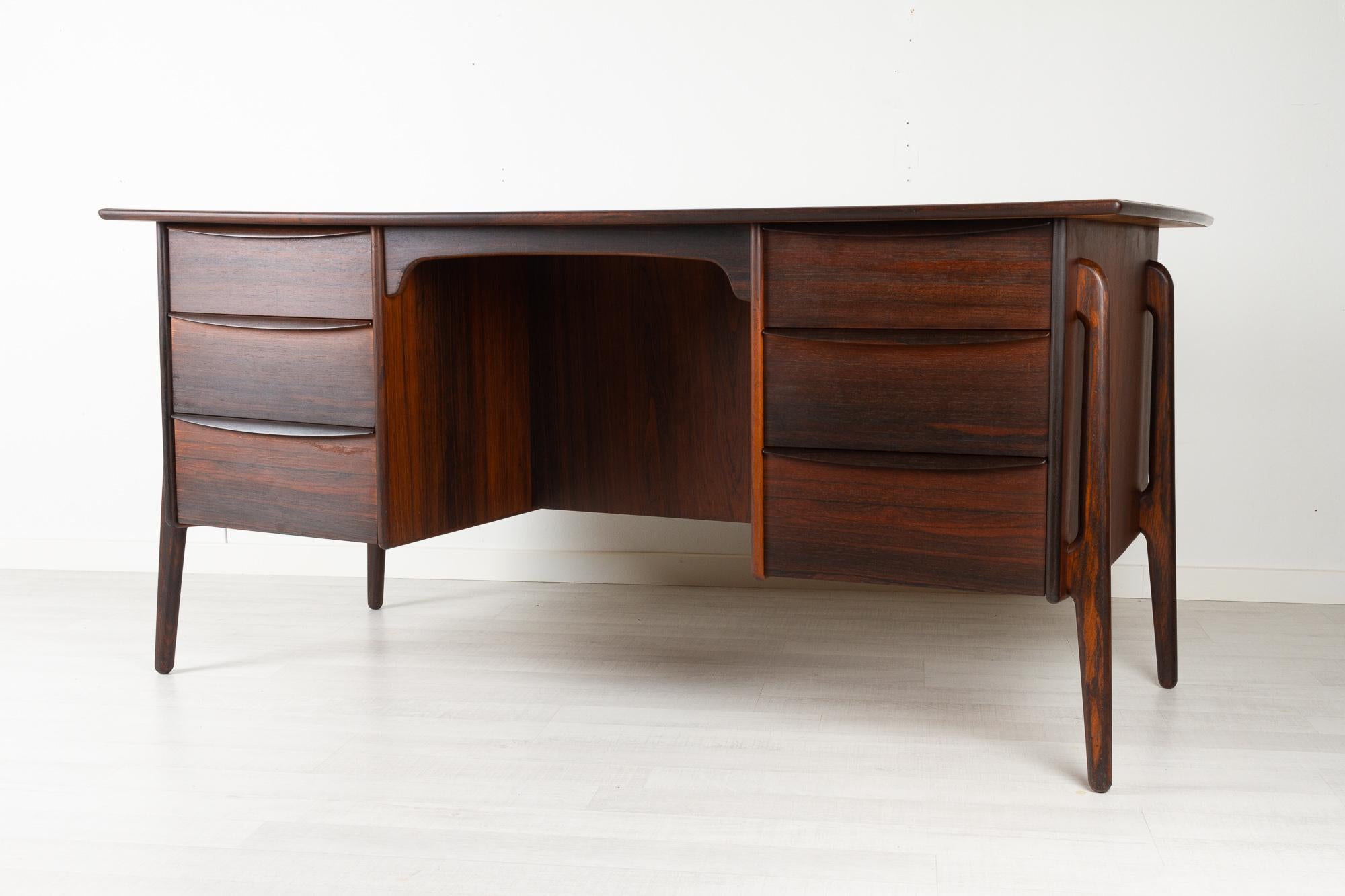 Danish modern rosewood desk by Svend Aage Madsen for Sigurd Hansen Møbelfabrik, Denmark 1960s.
Rare Danish modern free standing writing desk in Rosewood model SH 88. 
Six drawers in front with sculpted pulls in solid Rosewood. Top left drawer has