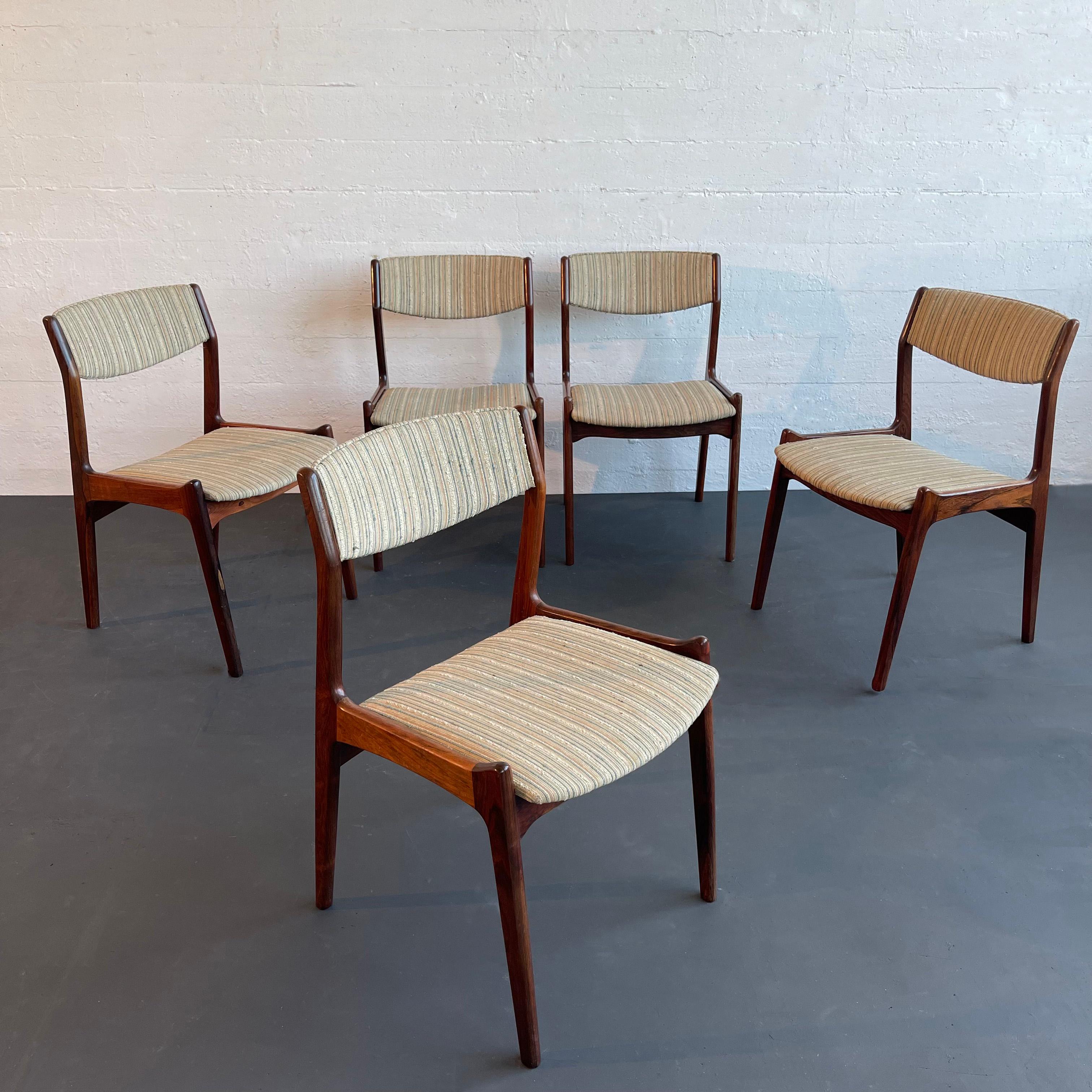 Juego de cinco sillas de comedor Modernas Danesas, modelo 49, diseñadas por Erik Buch para Sorø Stolefabrik, con armazón de palisandro y asientos y respaldos tapizados. Las sillas del modelo 49 son deseables por su construcción sencilla pero