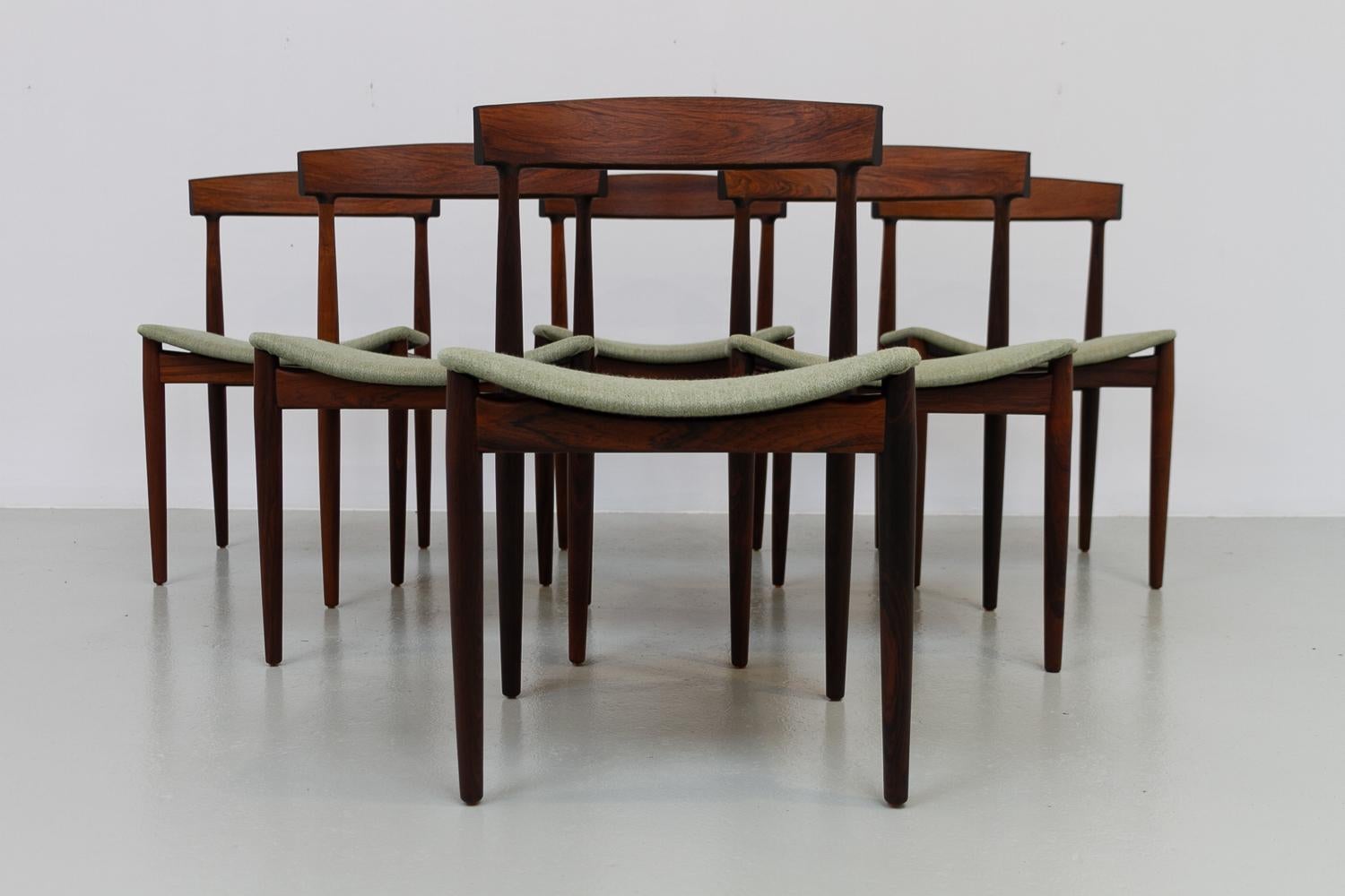 Very rare Scandinavian Mid-Century Modern side chairs Model 10 by Danish designer Johannes Andersen for Hans Bech, Denmark in 1961.
These elegant and sculptural chairs has a frame in solid Rosewood/palisander and a veneered curved backrest with