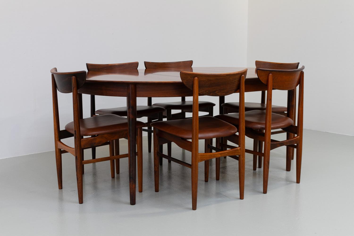 Danish Modern Rosewood Dining Room Set by Skovby, 1960s.
Great dining room set with extendable round dining table and six matching rosewood dining chairs. Designed by E. W. Bach and manufactured by Skovby Møbelfabrik Denmark in the 1960s.

The table