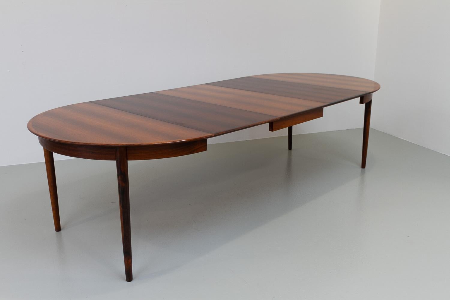 Danish Modern Rosewood Dining Room Set by Skovby, 1960s. In Good Condition For Sale In Asaa, DK
