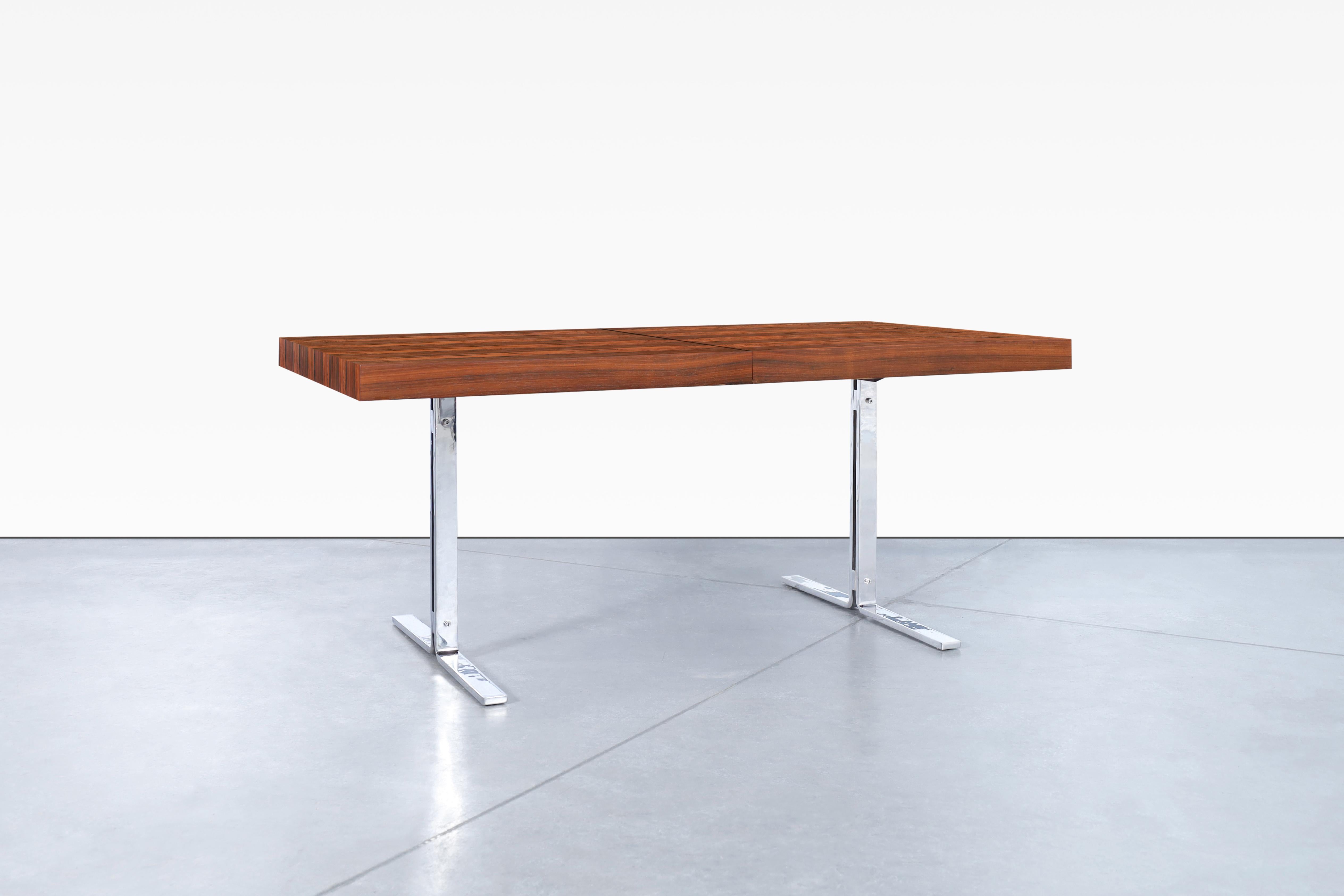 Preciosa mesa de comedor danesa moderna de palisandro, obra de Poul Nørreklit para Georg Petersens, fabricada en Dinamarca, hacia la década de 1960. Esta mesa artesanal se ha construido con un diseño vanguardista, está hecha de palisandro brasileño