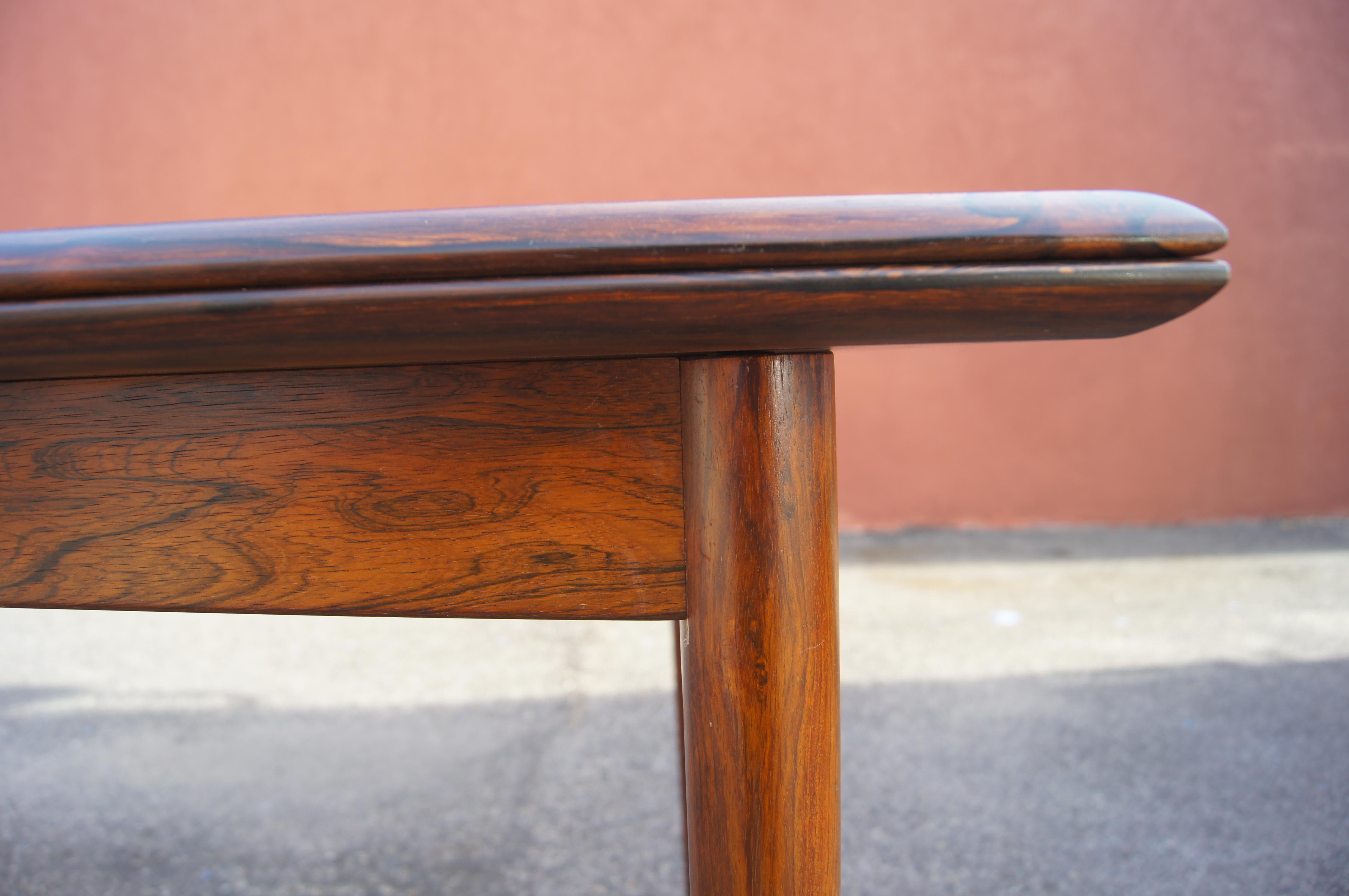 Danish Modern Rosewood Dining Table with Extensions In Good Condition For Sale In Dorchester, MA