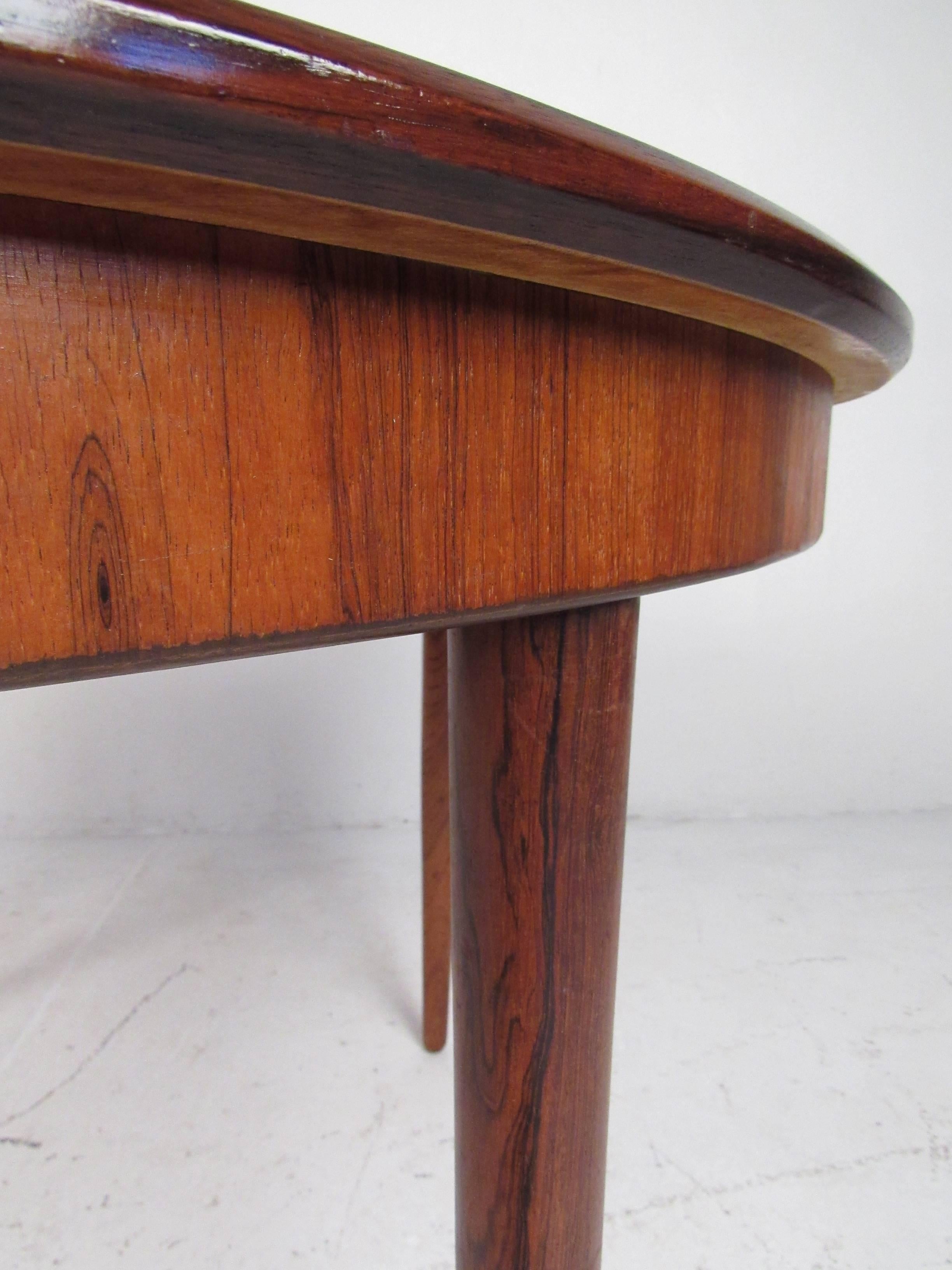 Danish Modern Rosewood Dining Table In Good Condition In Brooklyn, NY