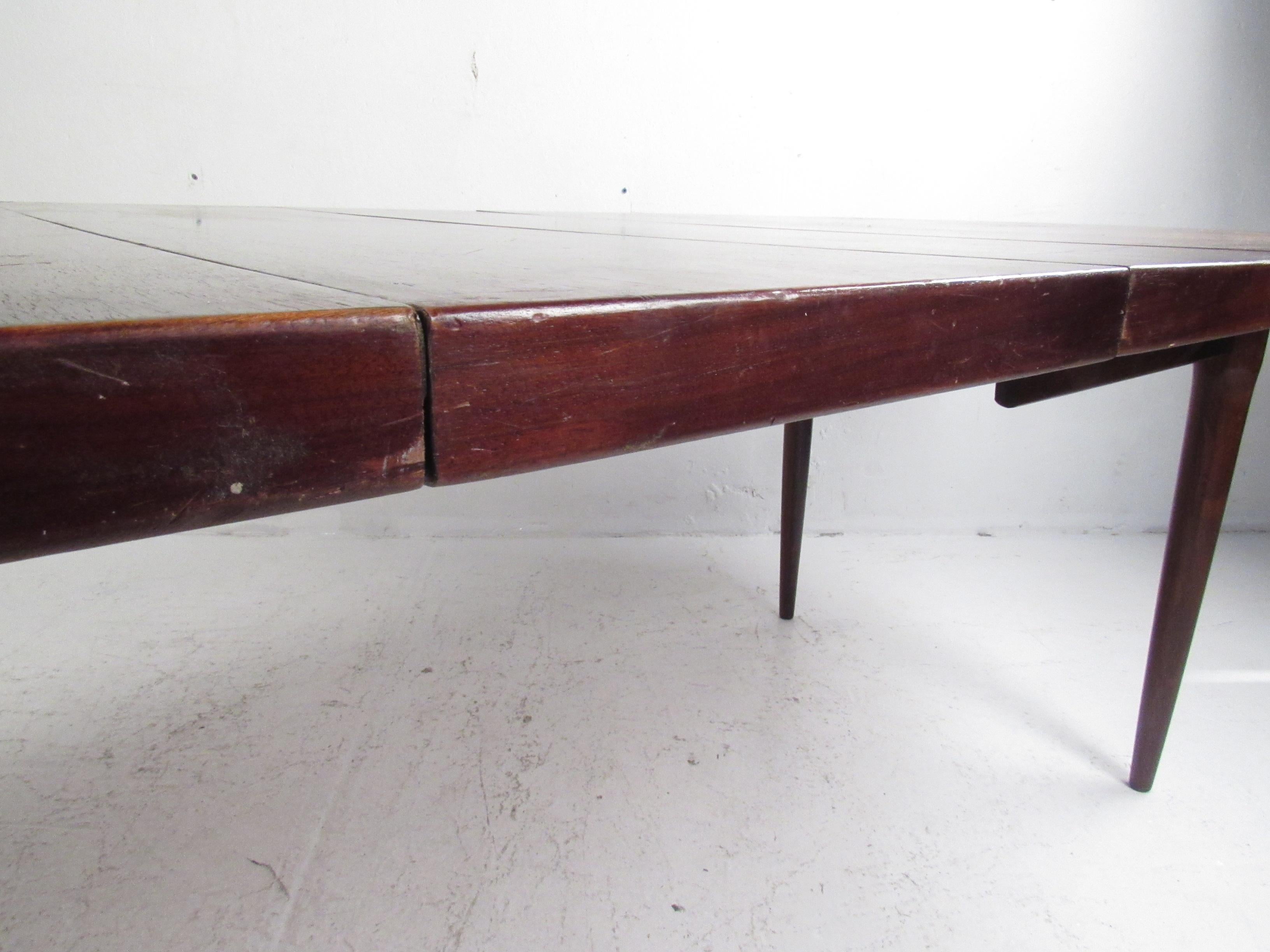 Danish Rosewood Dining Table w/ Leaves For Sale 1