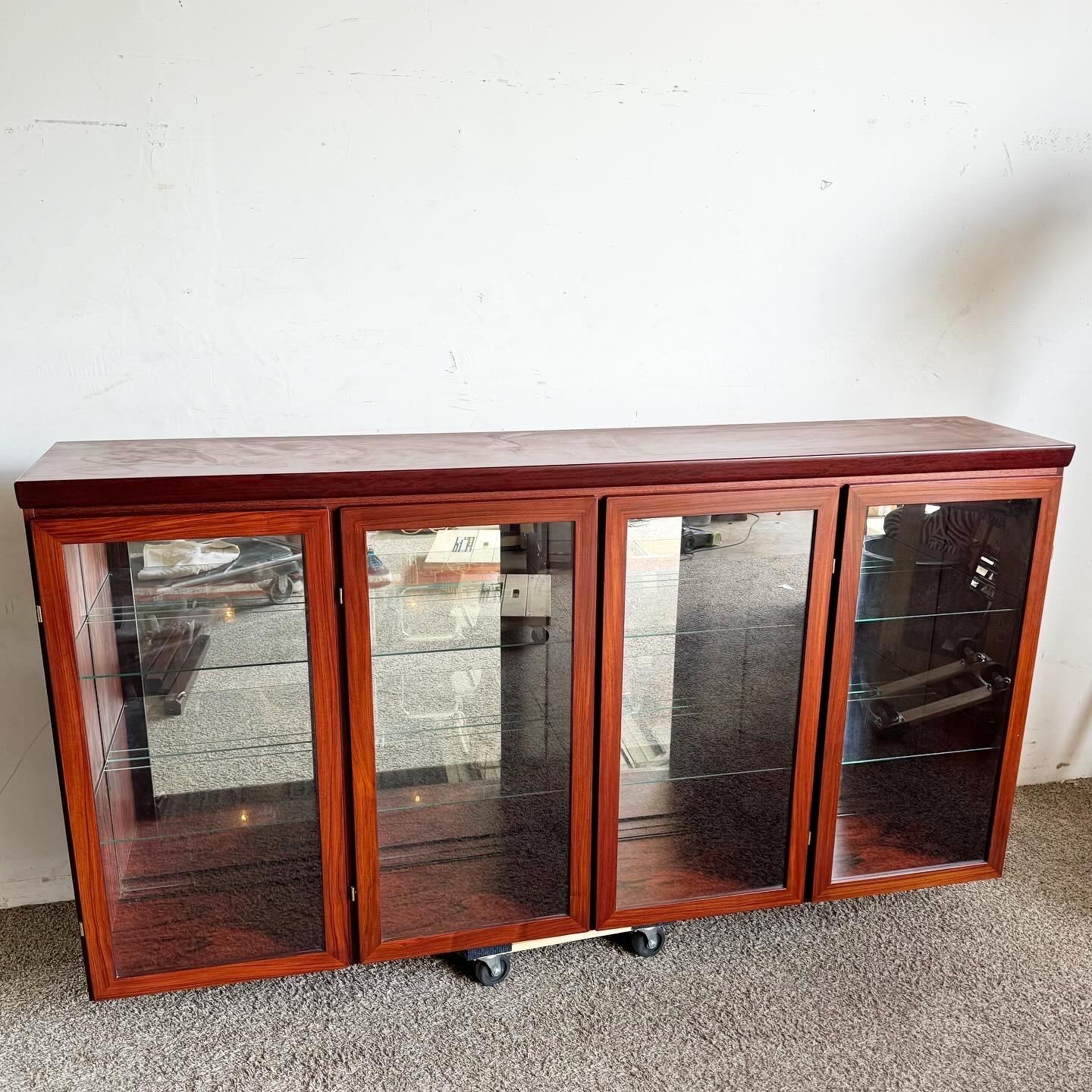 Erleben Sie die schlichte Eleganz des Danish Modern Rosewood Display Cabinet von Skovby. Dieses Möbelstück kombiniert elegante Linien mit exquisiter Handwerkskunst und hebt die satten Farbtöne und die natürliche Maserung des Palisanderholzes hervor.