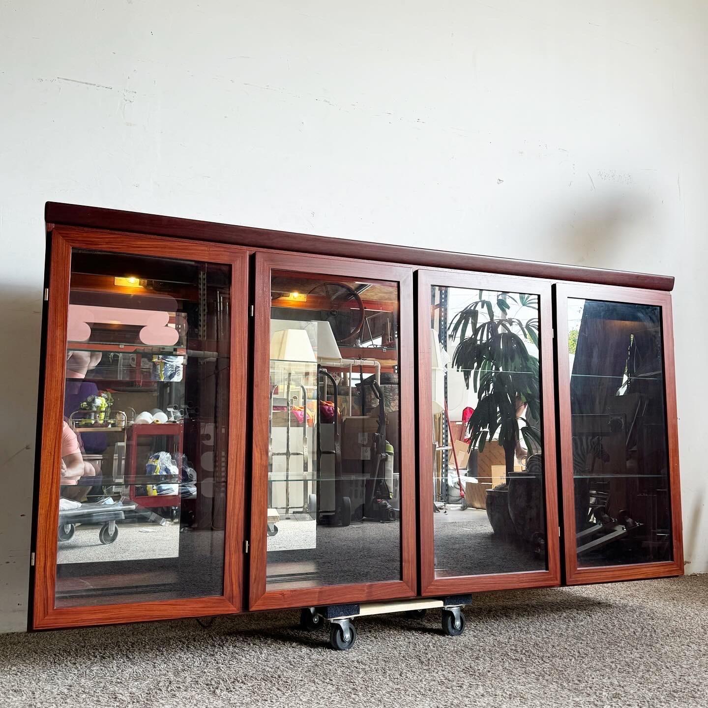 Dänischer moderner dänischer Vitrinenschrank aus Rosenholz von Skovby im Zustand „Gut“ im Angebot in Delray Beach, FL