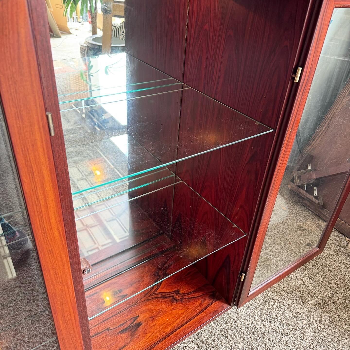 Dänischer moderner dänischer Vitrinenschrank aus Rosenholz von Skovby im Angebot 1