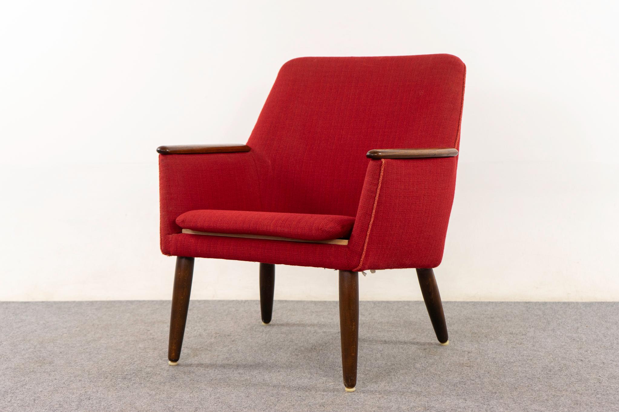 Butaca danesa de palisandro, hacia 1950. Diseño compacto y elegantemente curvado, con impresionantes reposabrazos de palisandro y patas cónicas. Tapicería original tal cual. 

Artículo sin restaurar con opción de compra en estado restaurado por 100