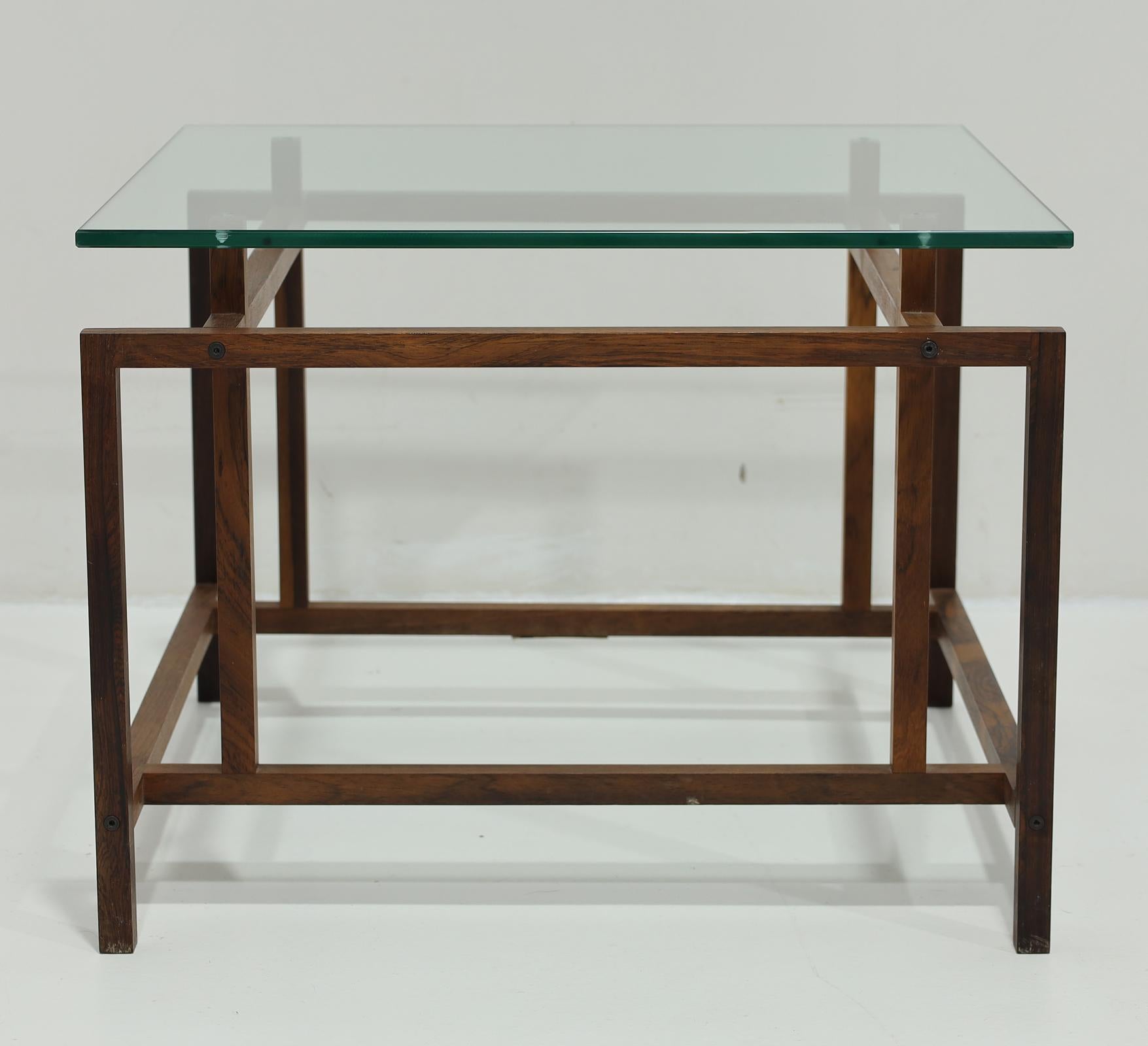 Scandinavo moderno Tavolino moderno danese in palissandro di Henning Norgaard per Komfort Cocktail Table in vendita