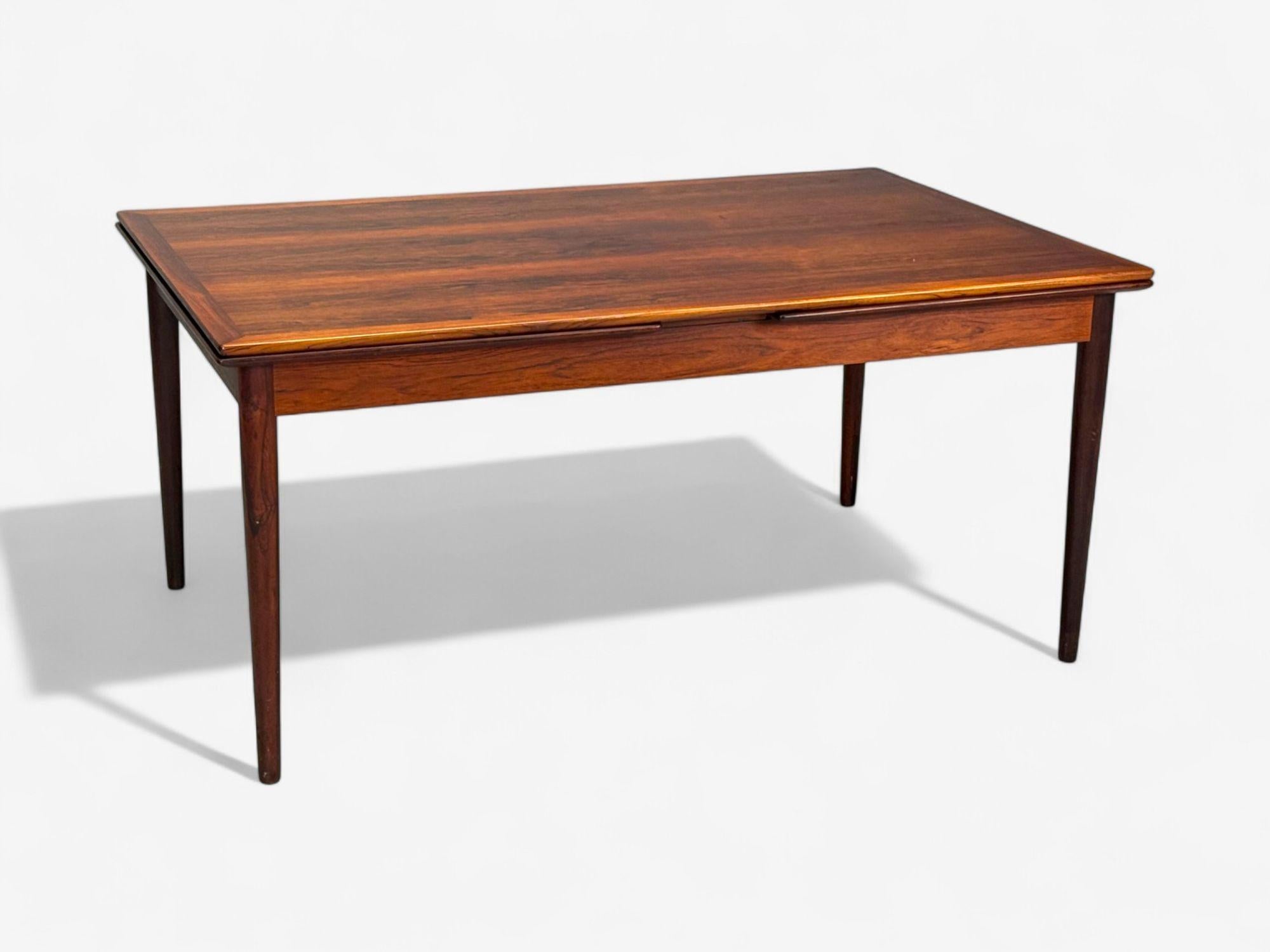 Mesa de comedor extensible, danesa, moderna, de palisandro, Dinamarca, años 60 en Bueno estado para la venta en Manhasset, NY
