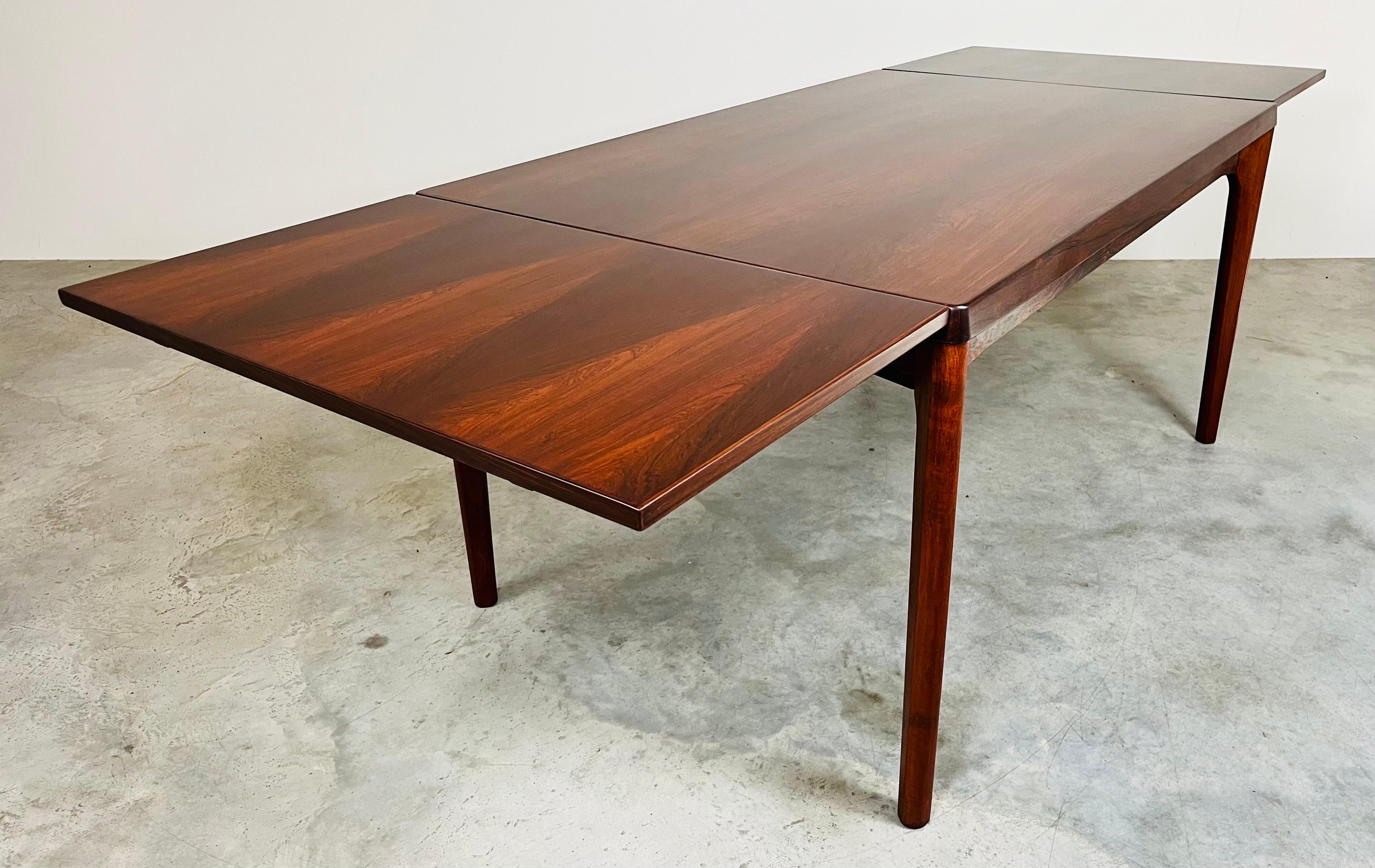 A beautiful rosewood dining table having self storing leaves by VEILE STOLE- og MOBELFABRIK. -Denmark circa 1970
In excellent condition having been masterfully refinished by one of the greatest woodworkers on the east coast Wayne Batten. Please