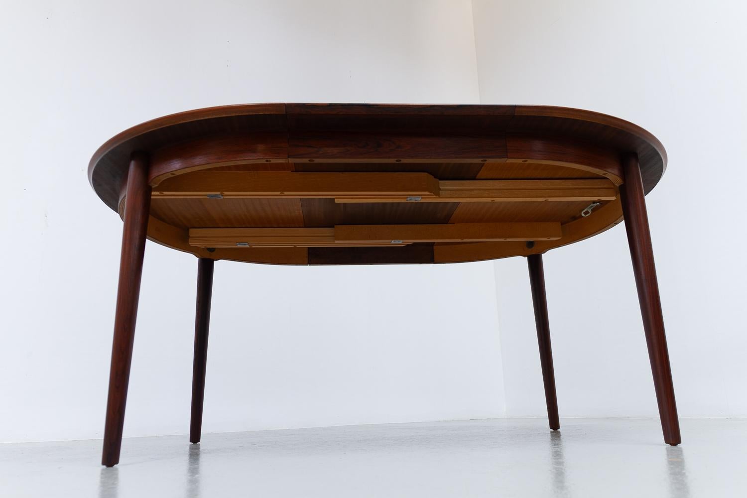 Mesa de comedor extensible danesa moderna de palisandro de Arne Vodder, años 50. en venta 3