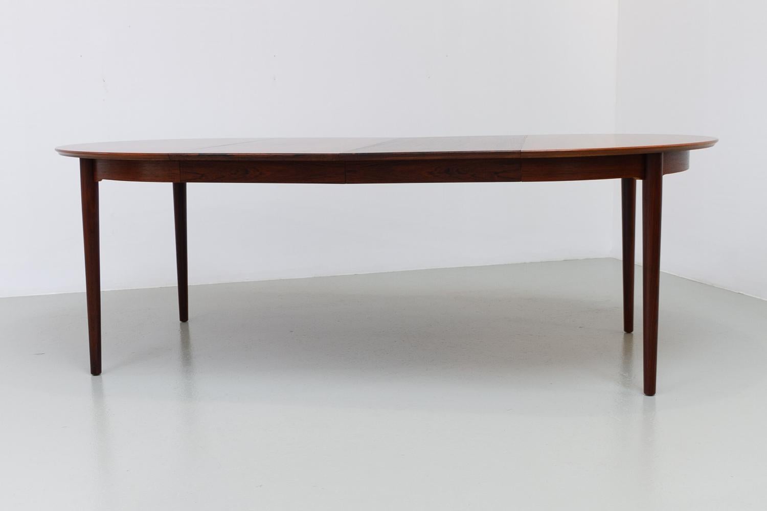 Mesa de comedor extensible danesa moderna de palisandro de Arne Vodder, años 50. en venta 8