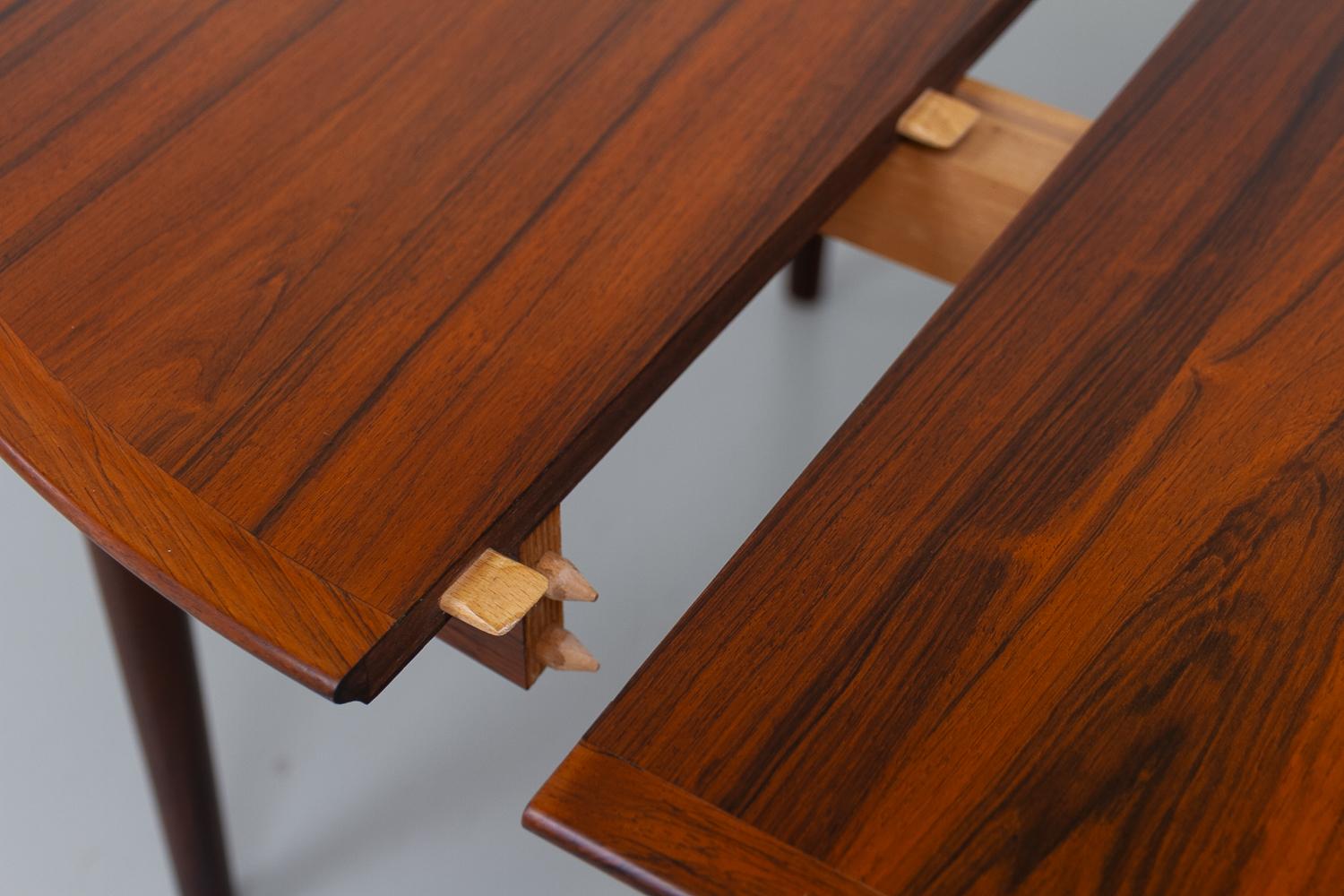Mesa de comedor extensible danesa moderna de palisandro de Arne Vodder, años 50. en venta 10