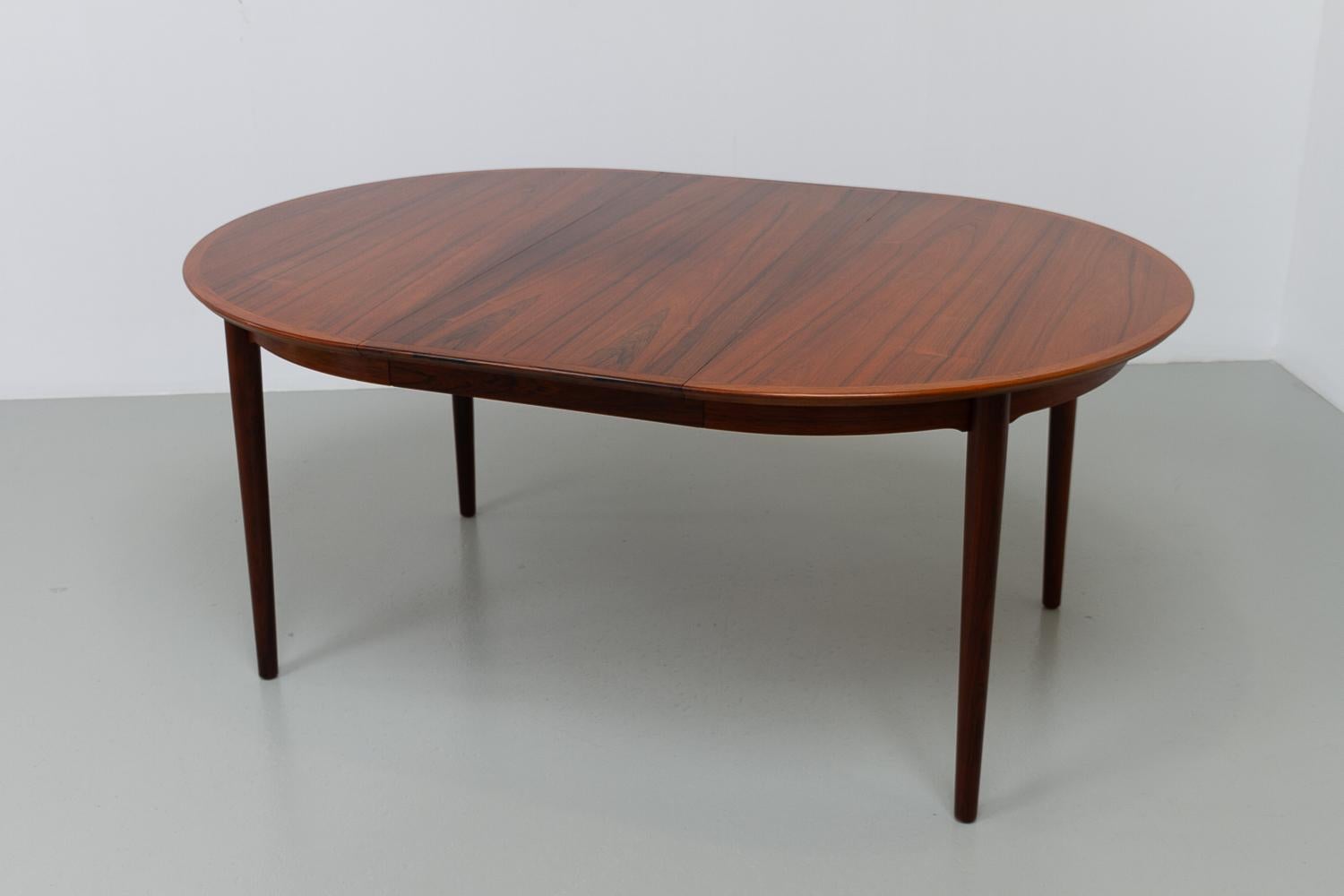 Mesa de comedor extensible danesa moderna de palisandro de Arne Vodder, años 50. Palo de rosa en venta