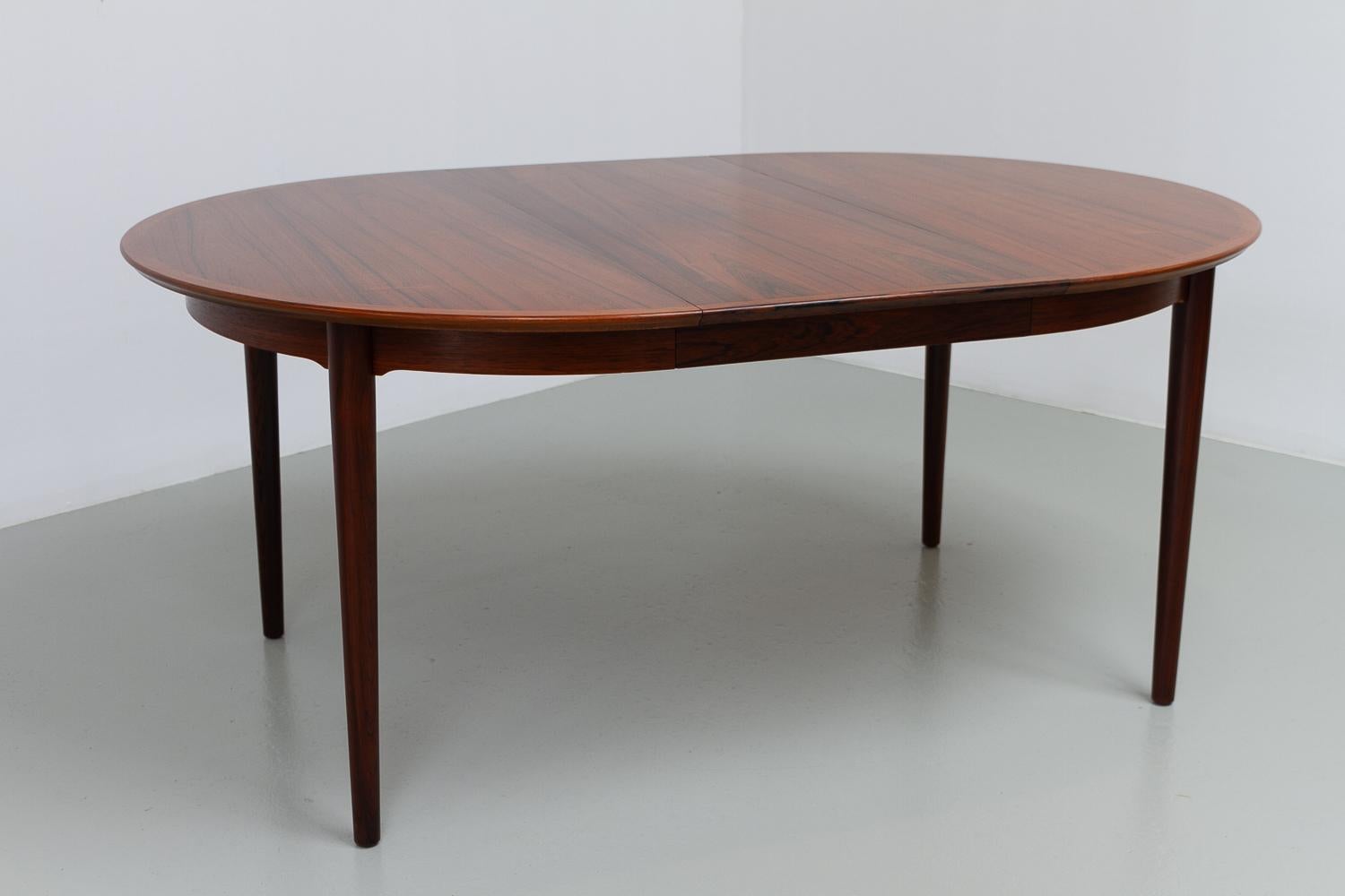 Mesa de comedor extensible danesa moderna de palisandro de Arne Vodder, años 50. en venta 2