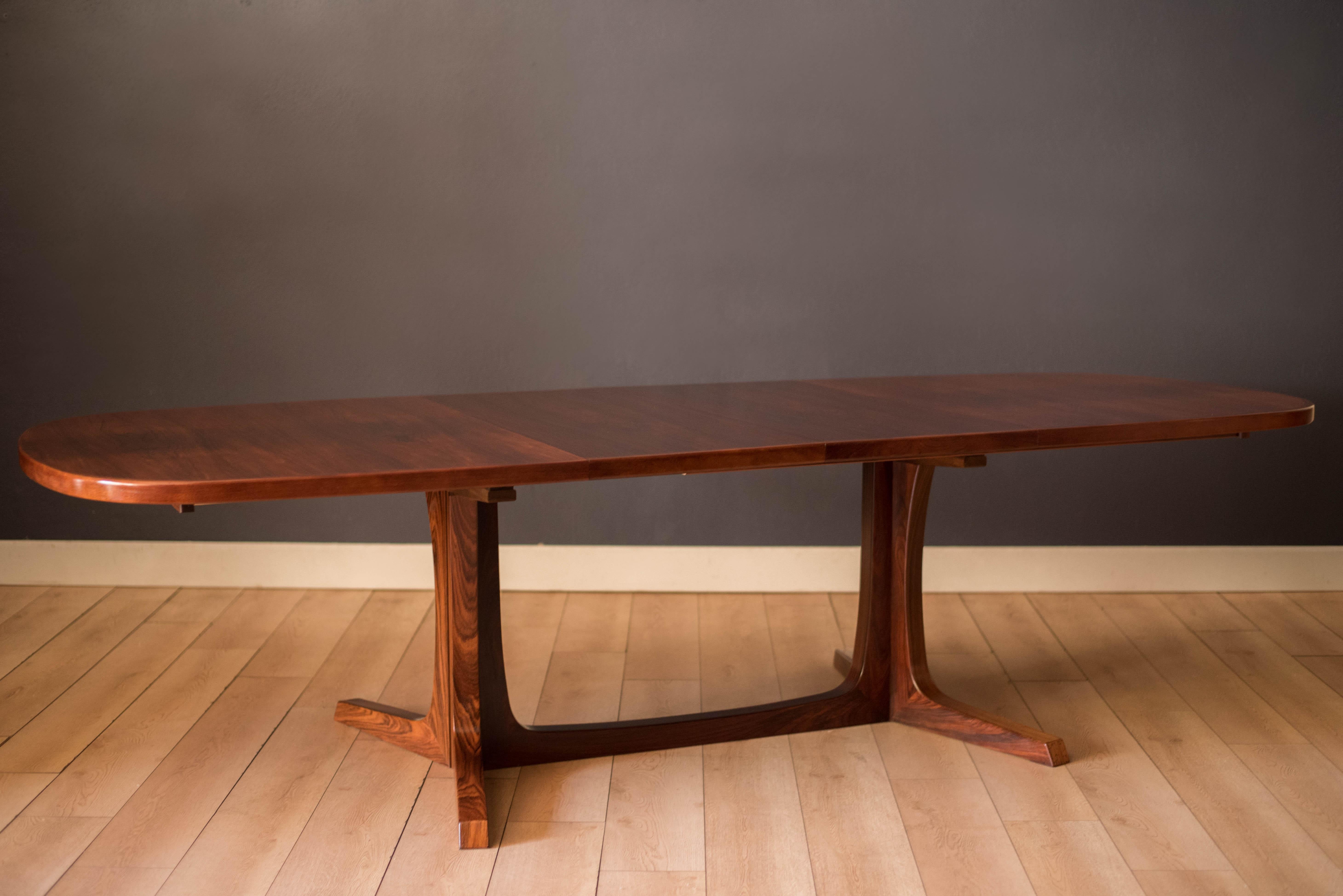 Table de salle à manger ovale en bois de rose de Gudme Mobelfabrik, circa 1960. Cette pièce s'agrandit avec deux feuilles séparées et est soutenue par un socle robuste qui permet aux chaises de se ranger facilement et d'accueillir jusqu'à 8 à 10
