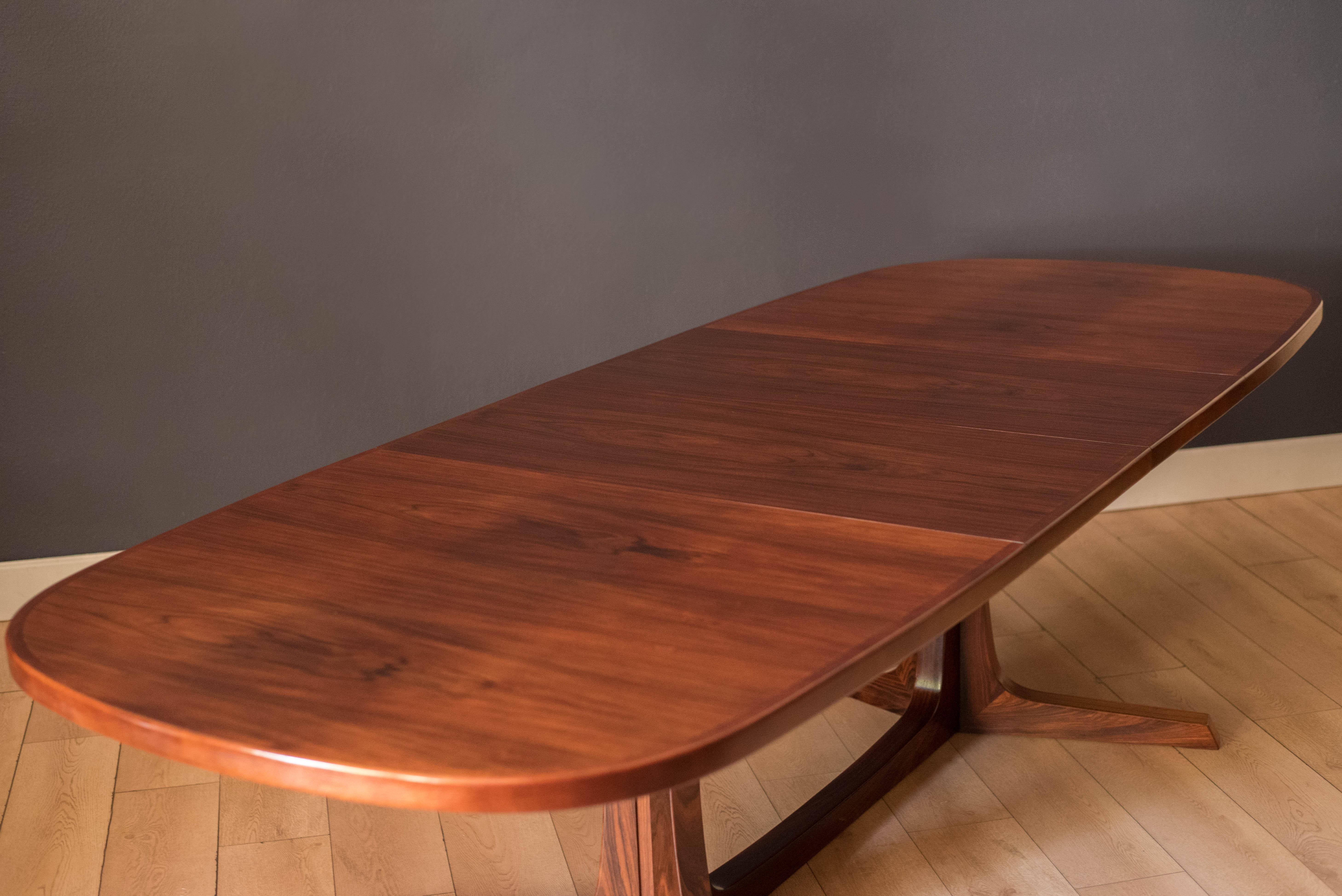 Table de salle à manger extensible en bois de rose moderne danois par Gudme Mobelfabrik Bon état - En vente à San Jose, CA