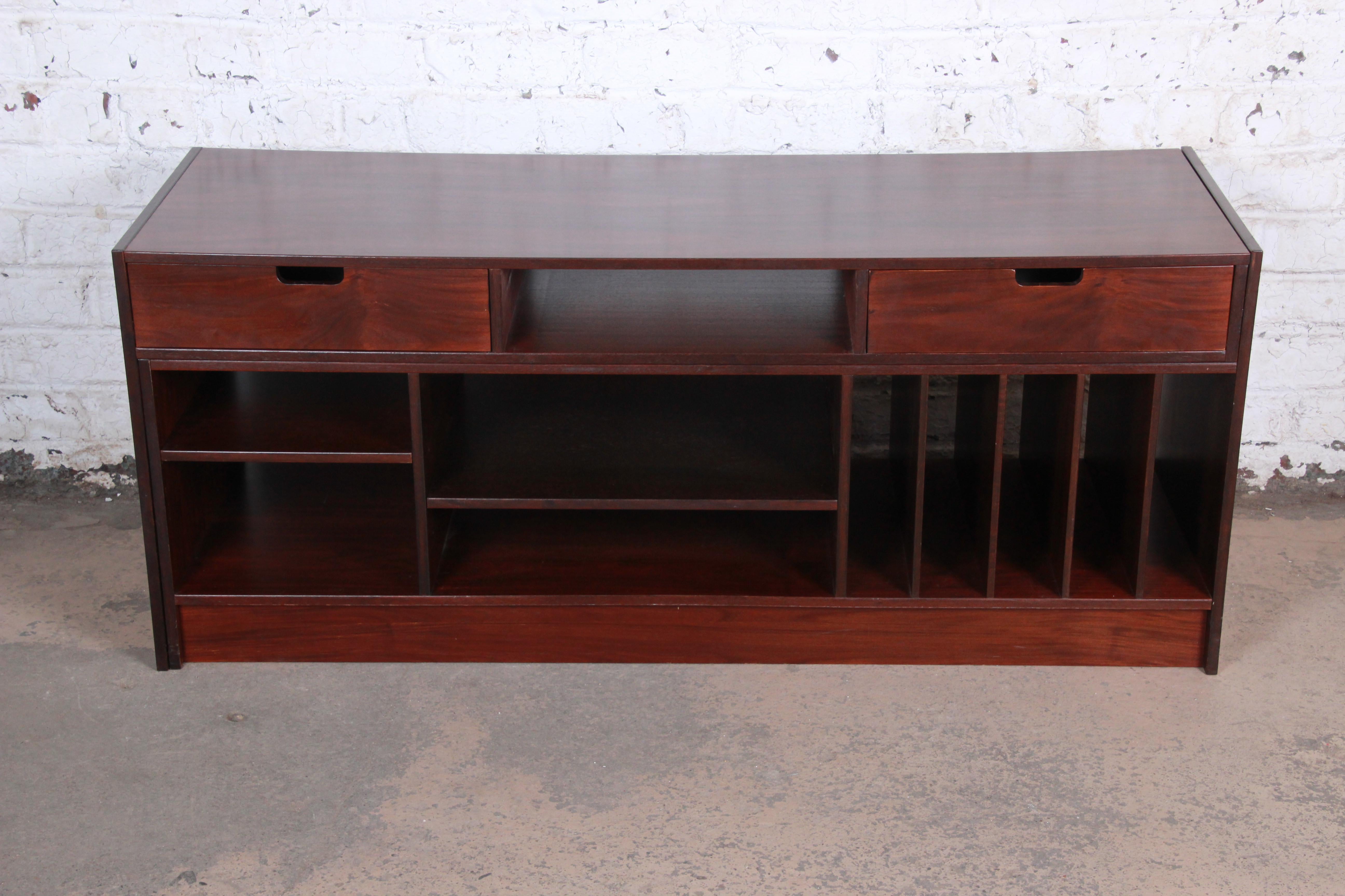 Danish Modern Rosewood Extending Credenza or Media Cabinet In Good Condition In South Bend, IN